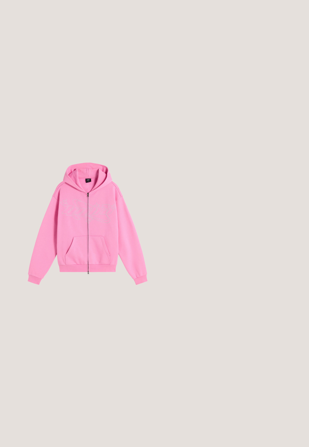 Sudadera rosa con cremallera, confeccionada en tela suave, que presenta un bolsillo frontal, un ajuste holgado y costuras decorativas de estrellas y un planeta.; Camiseta rosa con Care Bears sobre nubes, un corazón rojo con el texto "Care Bears", un arcoíris y estrellas amarillas alrededor del diseño.; Pantalones de mezclilla negra tipo overoles con piernas anchas, tirantes ajustables, bolsillo frontal y detalles de metal plateado. Textura suave, diseño minimalista.; Zapatilla deportiva alta rosa con cordones blancos y suela blanca gruesa flotando sobre un borde de hormigón con un fondo de escaleras desenfocado.; Bolso de hombro rosa esponjoso con textura rizada y correa ajustable con hebilla en tono dorado sobre un fondo blanco.; Collar de cadena de oro que presenta cinco colgantes en forma de mariposa en tonos rosa y púrpura, con un detallado intrincado y cierre de langosta.