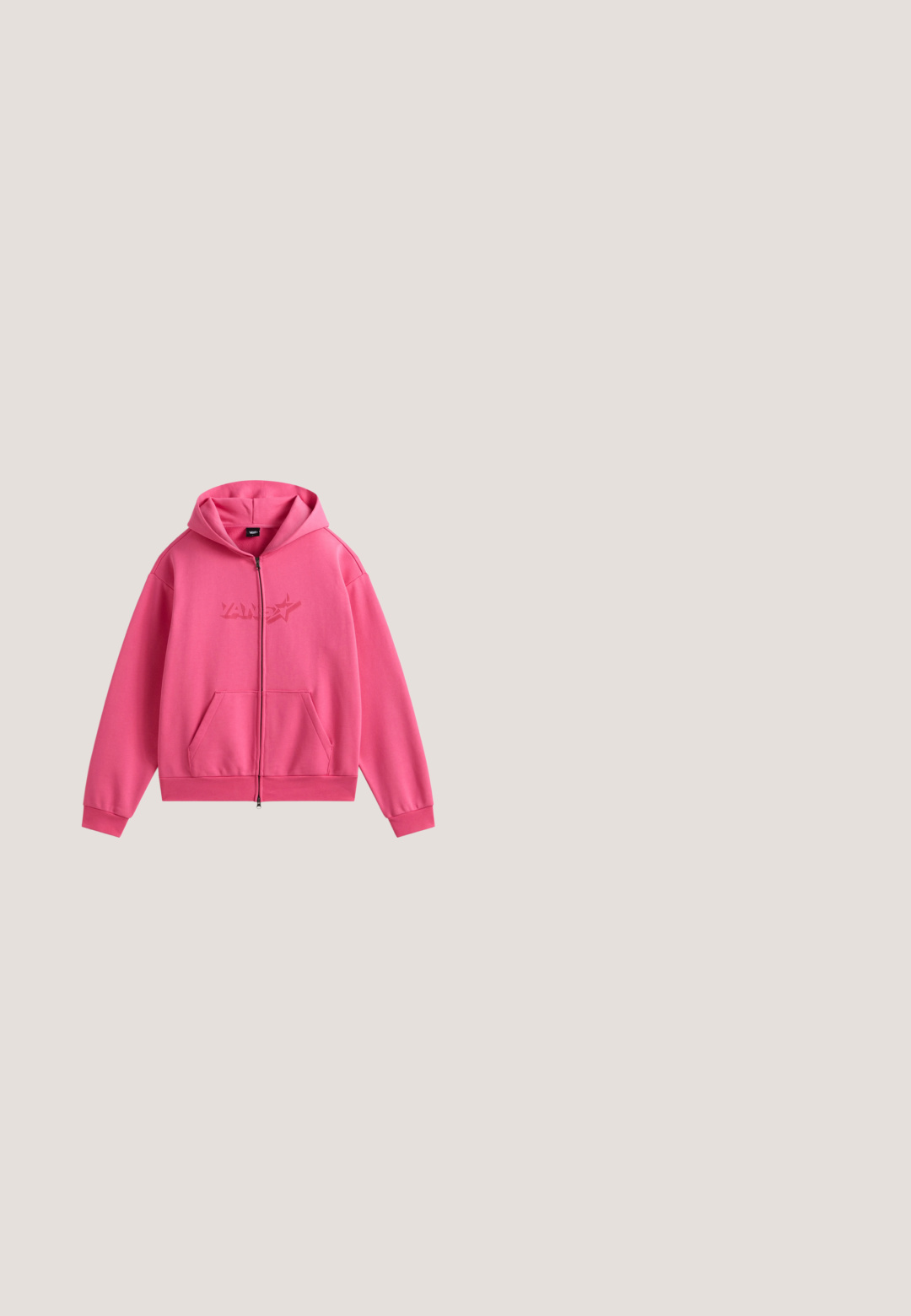 Pinkfarbener Kapuzenpullover mit Reißverschluss, Fronttaschen und Kapuze, mit einem dezent sternförmig geprägten Logo auf der Brust.; Rosa Baumwoll-T-Shirt mit kurzen Ärmeln und Rundhalsausschnitt. Es zeigt ein Herzdesign mit dem Wort "VANS" darin, das in Dunkelrosa umrandet ist.; Vans CINCHED CHECK - Baggy Jeans - light stonewash; Grauer Vans Sneaker in Low-Top mit Schachbrettmuster, weißen Schnürsenkeln und dicker weißer Plateausohle auf einfarbigem Hintergrund.; Kleine schwarze Jeans-Umhängetasche mit geknotetem Riemen und Reißverschluss, mit einem roten Levi's Stoffetikett an der Seite.; Silberne Halskette mit mehreren herzförmigen Akzenten an einer zarten Kette, ausgestattet mit einem Karabinerhaken und einer verstellbaren Länge.