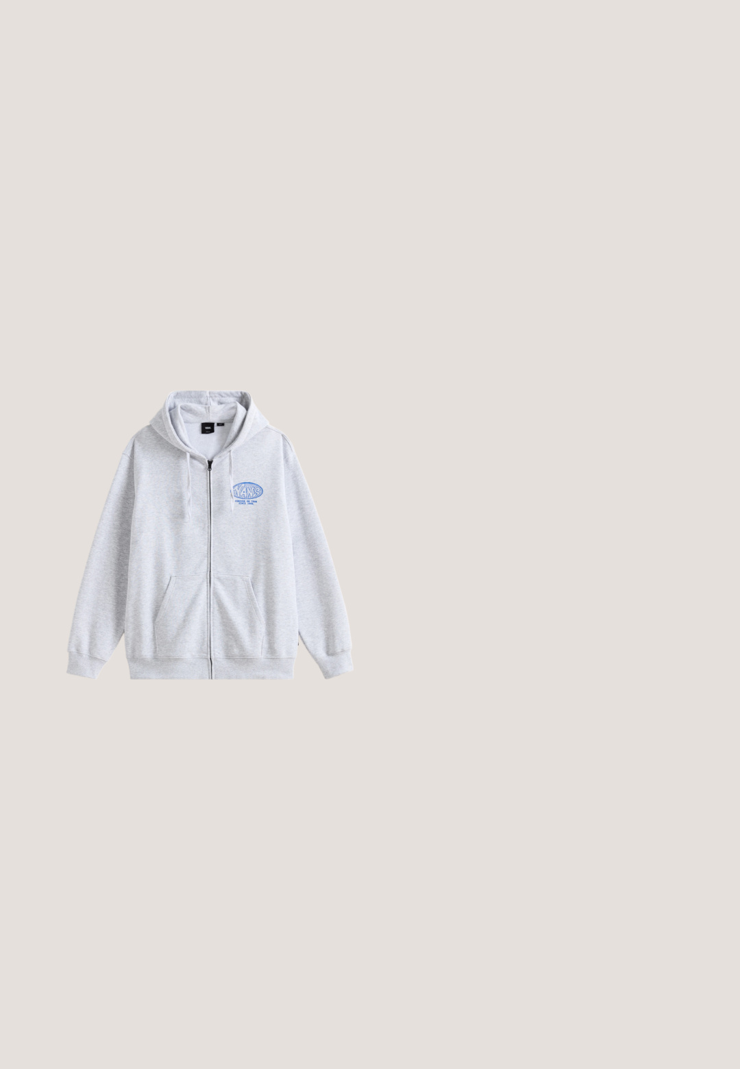 Sweatshirt zippé gris en tissu doux, avec un logo bleu sur le devant, des poches kangourou et une capuche avec cordon.; T-shirt noir à manches courtes avec des rayures horizontales multicolores en vert, bleu et rouge, arborant un logo Vans blanc centré.; Pantalon en denim bleu clair, coupe droite, avec cinq poches, des coutures contrastées discrètes et une étiquette de marque sur la taille.; Baskets grises avec un dessus en cuir lisse, bout arrondi, semelle en caoutchouc blanche, lacets gris et détails perforés sur le côté.; Trousse de toilette compacte en tissu gris foncé avec poche avant zippée, bordure noire et poignée de transport latérale.; Collier en argent avec une chaîne délicate et un pendentif en forme d'étoile. L'étoile présente une finition texturée. Fermoir à pince.