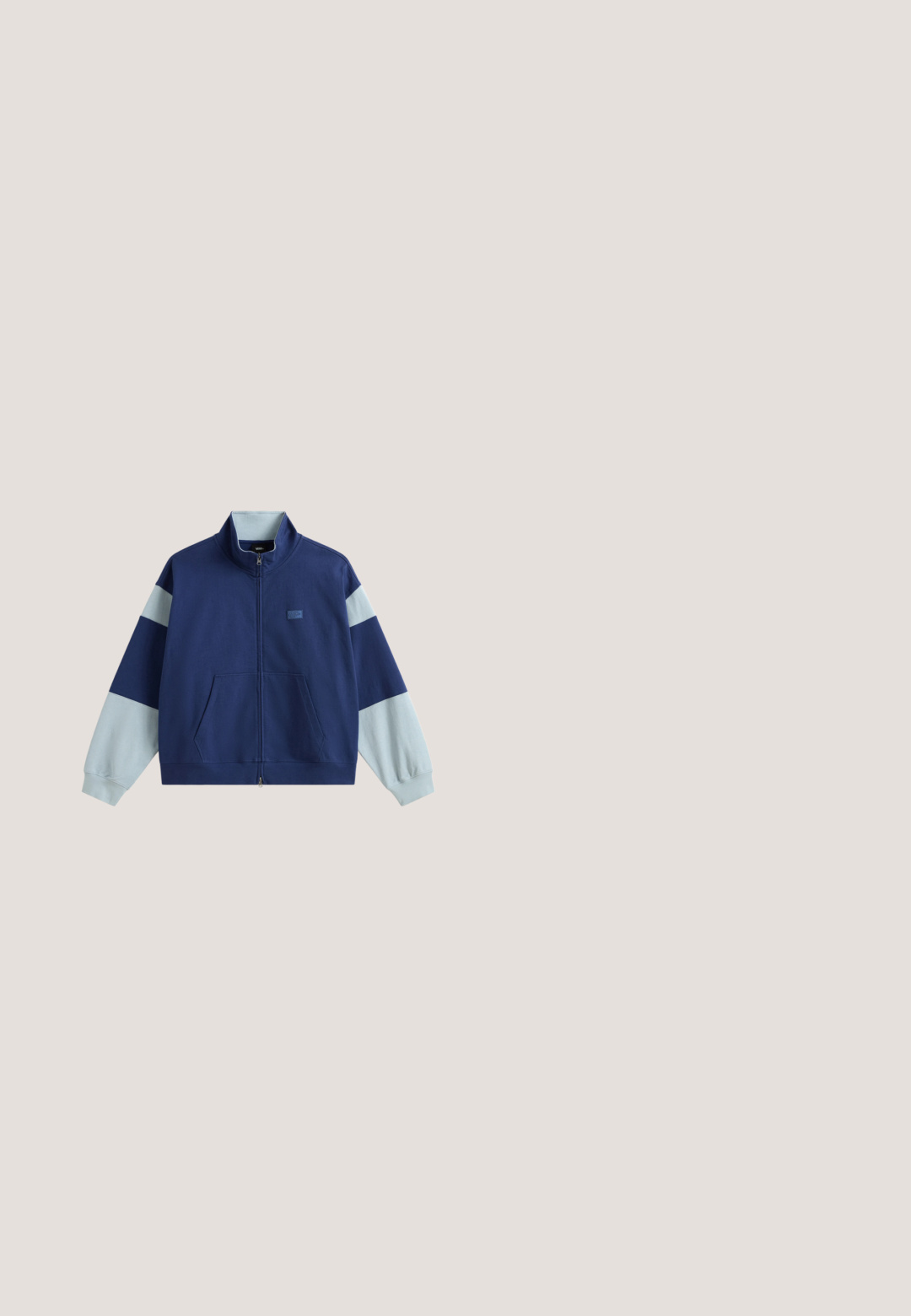 Marineblauwe jas met ritssluiting, lichtblauwe colorblock-mouwen, hoge kraag en voorzakken op een witte achtergrond.; Lichtgeel katoenen T-shirt met een vierkante grafische print met golvende lijnen en een bergontwerp in tinten paars.; Lichtgroene sweatpants van zachte katoen, met een elastische tailleband met trekkoord en taps toelopende benen, afgewerkt met gathered boorden.; Zwarte hoge sport sneakers met een gestructureerde synthetische bovenkant, voorzien van metalen oogjes, zwarte veters en een rubberen zool met patroon voor grip.; Zonnebril met zwart montuur, blauwe gespiegelde glazen en gele accenten op de pootjes en neusbrug, schuin geplaatst om de voor- en zijdetails te tonen.; Beige nylon sporttas met zwarte accenten, voorzien van een Noorwegen-vlagpatch en logo. Inclusief dubbele handgrepen en een verstelbare schouderriem.