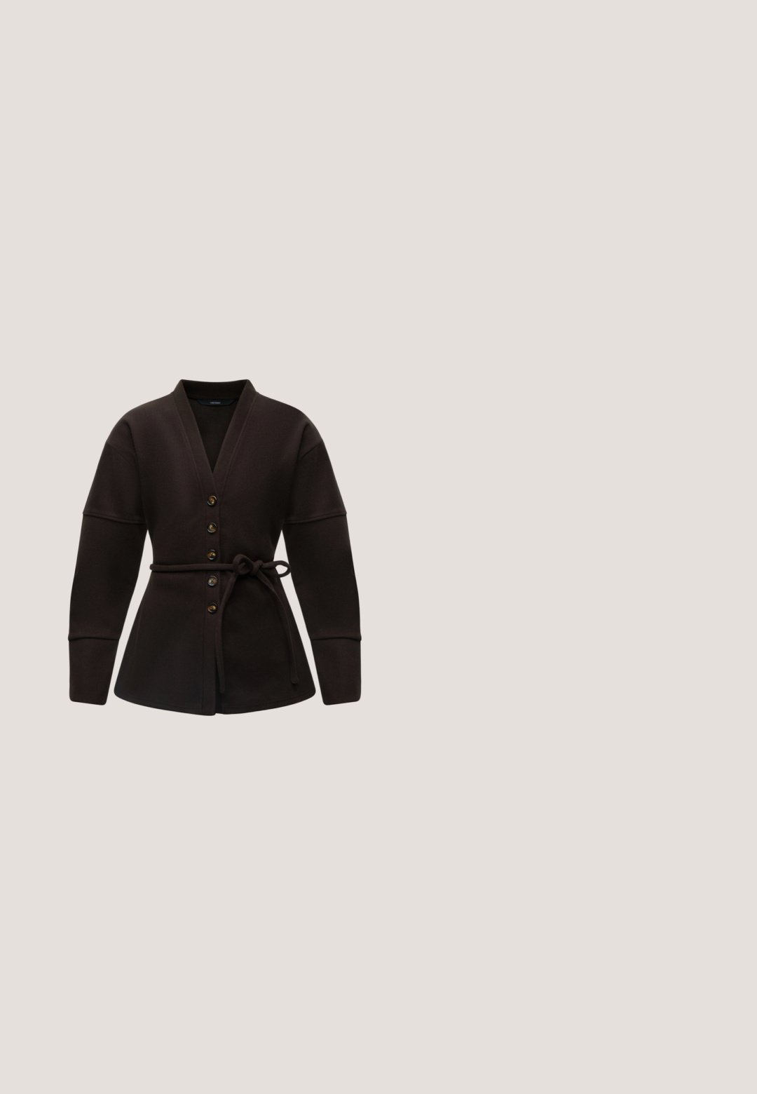 Cardigan marron foncé à manches longues avec cinq boutons sur le devant et une ceinture nouée à la taille, présenté sur un fond uni.; Blouse bordeaux à manches courtes et col rond, avec des poignets retroussés et une texture de tissu lisse légèrement brillante.; Pantalon bordeaux à jambes droites avec une ceinture élastique et un cordon noué à l'avant sur fond uni.; Ballerines en vernis bordeaux brillant, avec un bout arrondi et un petit nœud sur le devant. Texture lisse, petit talon.; Petit sac à bandoulière en cuir marron foncé avec bandoulière nouée et fermeture éclair supérieure, sur un fond clair uni.; Collier délicat à double chaîne en or avec de petites perles blanches espacées régulièrement sur un fond clair uni.
