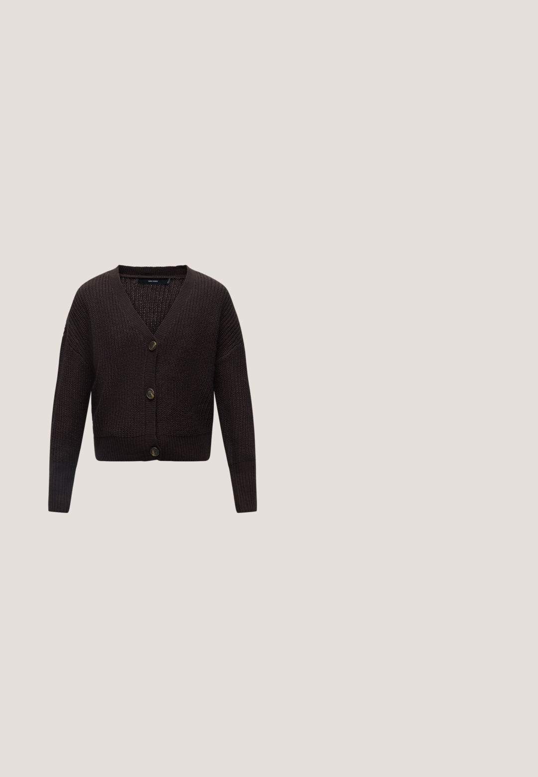 Mørkebrun strikket cardigan med lange ærmer og tre knapper foran på hvid baggrund.; Ærmeløs top i leopardprint med højt halsudskæring. Fremstillet af et glat, strækbart stof i brune og beige nuancer.; Brune flared bukser lavet af strækbart stof. Har høj talje med to knapper og en glat overflade. Ingen mønstre eller udsmykninger.; Brune patenterede læderslingback-sandaletter med spids tå, en tynd hæl og justerbar rem med en lille spænde.; Mørkebrun læder skuldertaske med en blød, afslappet form og et snoet knudehåndtag på en ensartet hvid baggrund.; Øreringe i guldfarve med en abstrakt, organisk form, der har en tekstureret overflade og lukkemekanisme med stik.