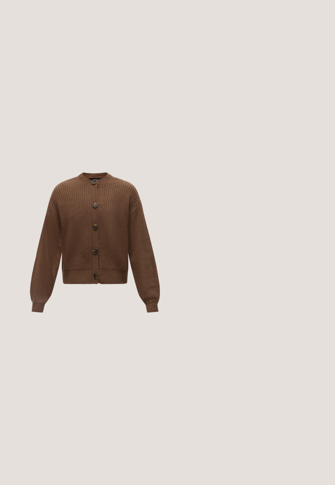 Cardigan marron en grosse maille avec manches longues et gros boutons foncés sur le devant, sur un fond clair uni.; Haut ajusté à manches longues côtelé de couleur vert clair avec un col rond, présenté sur un fond blanc uni.; Jean en denim bleu clair avec une taille mi-haute, cinq poches, fermeture par bouton et fermeture éclair, et des bas légèrement évasés.; Botte en cuir marron foncé jusqu'au mollet avec un bout rond, épaisse semelle noire, petit talon block, et une languette à l'arrière.; Sac à main en cuir verni marron de forme rectangulaire, avec deux longues poignées et des accents courbés subtils à l'avant.; Une paire de boucles d'oreilles en croissant argenté poli avec des supports en plastique transparent sur une surface blanche.
