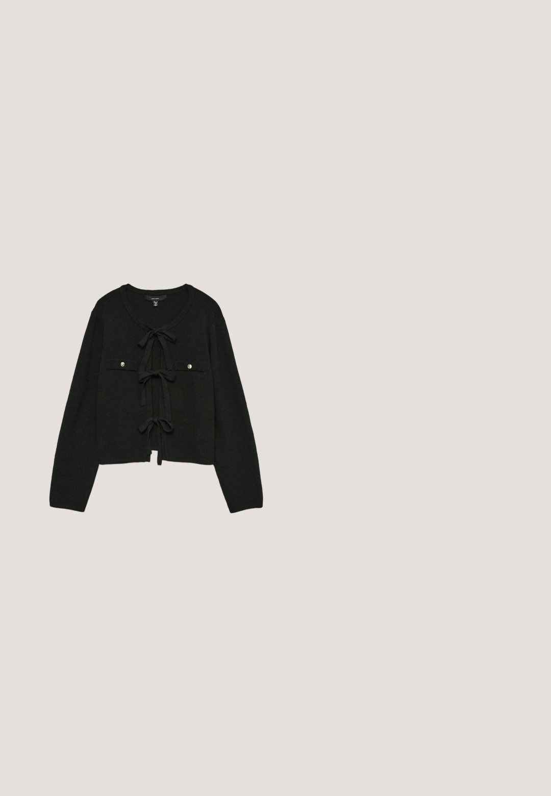 Mustat neulecardigan, jossa on solmittava etuosa, kaksi rintataskua nappikoristeilla ja pitkät hihat. Pehmeä, tekstuuri kangas.; Mustat topit, joissa on ohuet säädettävät olkaimet, V-pääntie, tiukka muoto ja saumattonen pinta. Yksinkertainen ja minimalistinen tyyli.; Ruskeat leveälahkeiset housut, joissa on kuminauhavyötärö ja kiristysnaru, valmistettu kevyestä kankaasta, esitetty tasaisena vaaleaa taustaa vasten.; Punaiset patenttinahkaiset ballerinat, joissa on terävä kärki, nilkkahihna ja pieni pyöreä koriste hihnassa. Tasapohja ja sileä pinta.; Musta keinonahkainen käsilaukku, jossa on ainutlaatuinen puolikuun muoto, leveä, pehmustettu kahva ja vetoketjusuljenta. Sileä, kiiltävä pinta, minimalistinen muotoilu.; Siru tambang mutiara putih bulat dengan hasil akhir mengkilap, dilengkapi dengan pengunci dan panjang yang dapat disesuaikan dengan rantai logam.