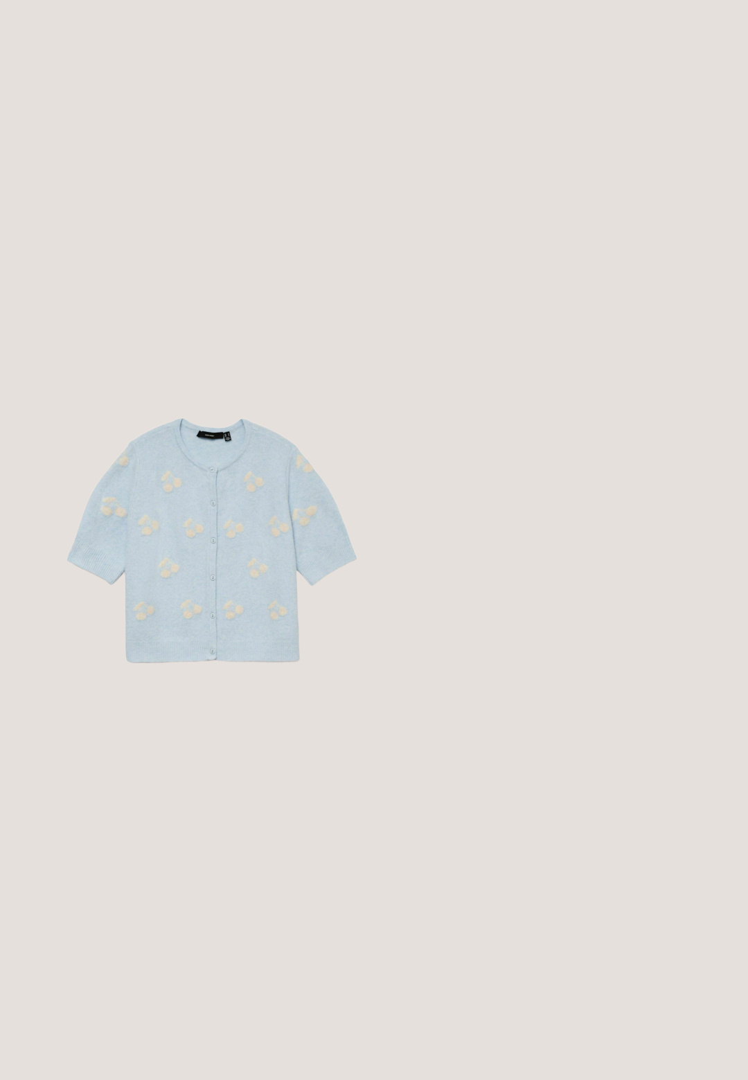 Cardigan bleu clair en matière douce, avec manches courtes et motifs de cerises beiges en relief. Fermeture à boutons sur le devant et ourlet côtelé.; Chemise blanche à manches courtes avec des rayures horizontales noires et un col polo noir. Design en V avec texture côtelée.; Jean blanc à jambe droite avec cinq poches et fermeture à bouton à la taille, présenté sur un fond clair uni.; Ballerine noire en cuir avec de petits clous argentés et une languette à l'arrière, vue de côté sur un fond gris clair.; Sac à main synthétique blanc avec deux poches avant, chacune ornée d'un nœud noué. Texture lisse, anses arrondies et fermeture zippée.; Six paires de boucles d'oreilles en ton or avec des charms sur le thème de la mer, comprenant des perles, des coquillages, des étoiles de mer et des homards, disposées sur un fond blanc.