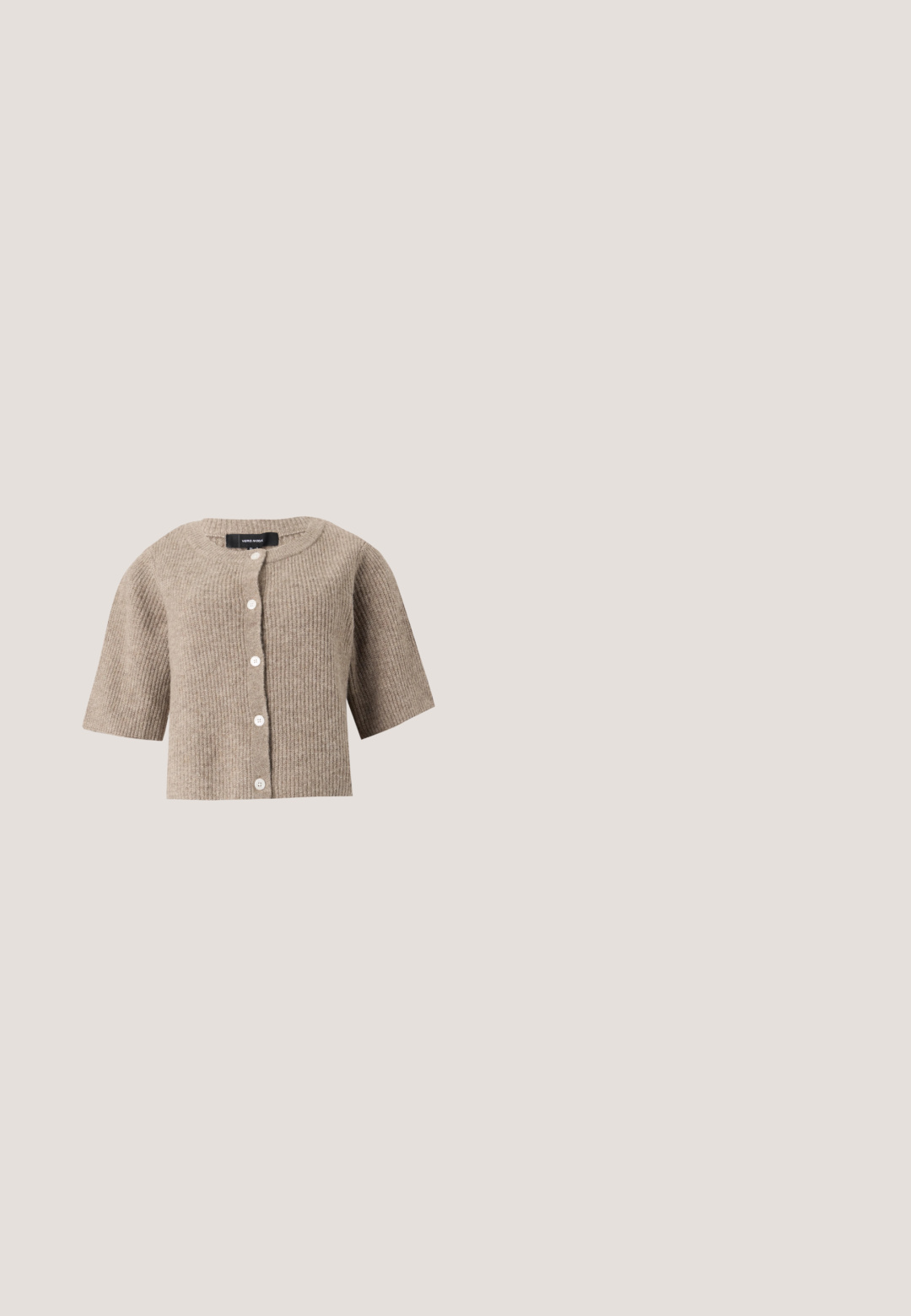 Cardigan beige en maille côtelée à manches courtes avec col rond et boutons blancs sur le devant par Vero Moda.; Débardeur sans manches en coton blanc côtelé avec encolure ronde, présenté à plat sur un fond gris clair.; Pantalon de survêtement évasé vert clair avec motifs de soleil jaunes et blancs et taille à cordon avec perles.; Chaussure slingback blanche à petit talon bloc, bout pointu, fine bride réglable et boucle dorée sur fond uni.; Sac à main en cuir tressé noir avec poignée courte et bandoulière amovible, présenté sur un fond clair uni.; Collier chaîne en or avec des grappes de pierres précieuses bleues et vertes disposées en motifs floraux, équipé d'un fermoir ajustable avec un petit pendentif soleil.