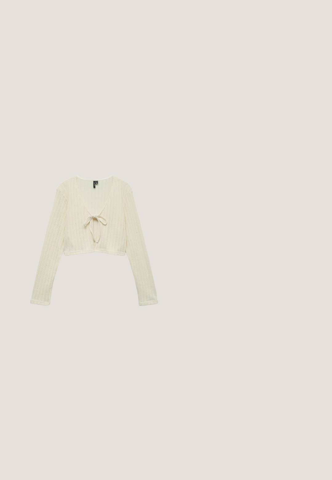 Cremefarvet, langærmet strikket cardigan med åben front bundet i sløjfe, med cropped længde og subtilt tekstureret mønster.; Hvid bluse med lange ærmer med blondemantel, samlet halsudskæring med bindebånd og flæsemanchetter på ærmerne.; Rosa plisseret midi-nederdel med et lag af blonder under og en rynket talje, vist på en hvid baggrund.; Guldmetallisk balletflade med en rund tå, lille sløjfedetalje foran, glat overflade og en fleksibel gummisål.; Lyserød rektangulær håndtaske med en skinnende, gennemsigtig lyserød og lilla kæderem og en trekantet syningslogo-detalje.; Hvid stof scrunchie med pink blomster og grønne blade mønster på en lys baggrund.