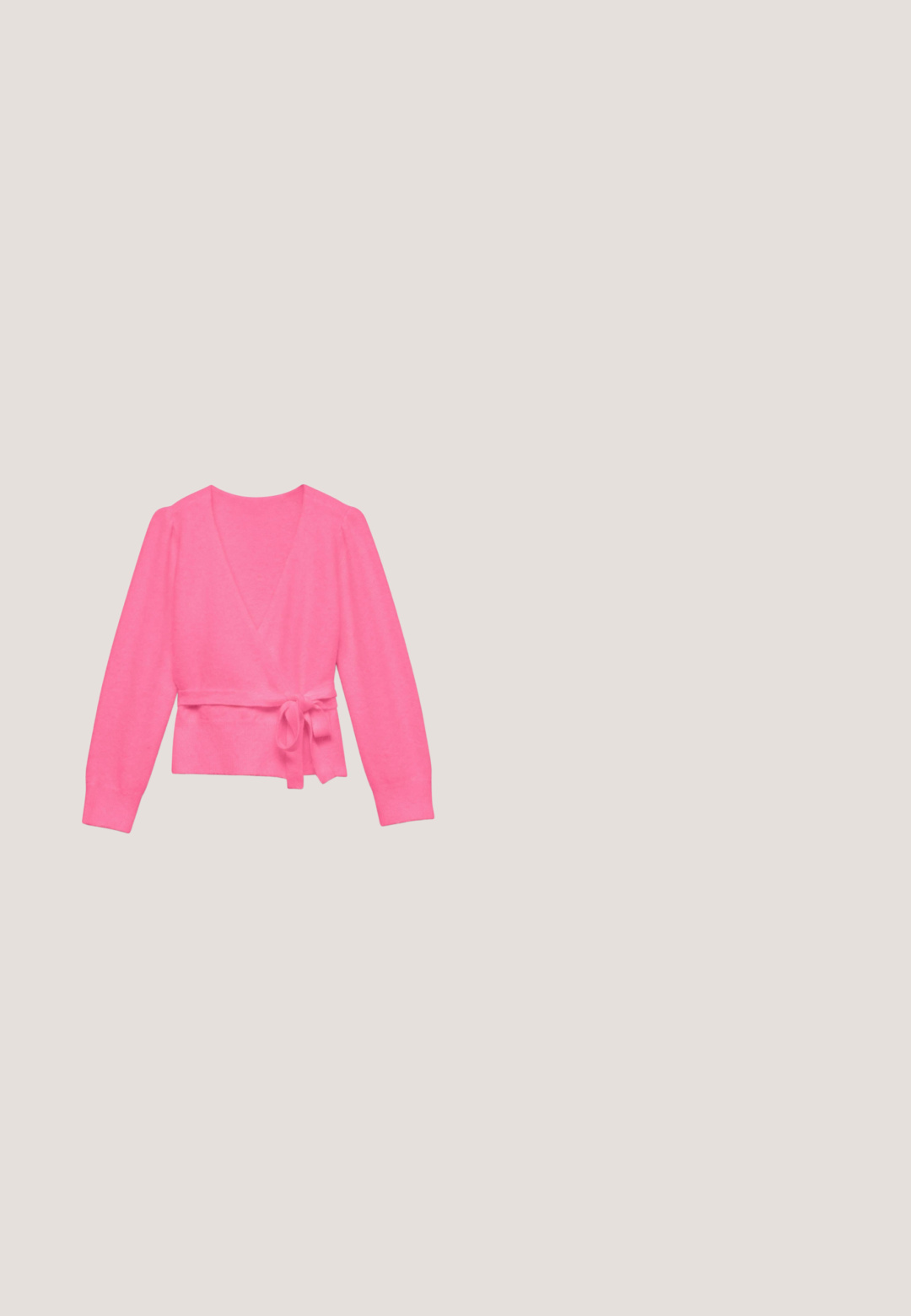 Suéter de manga larga estilo cruzado de color rosa brillante con escote en V y cinturón anudado en la cintura sobre fondo blanco.; Blusa rosa claro de manga corta con cuello Peter Pan con volantes, cierre frontal con botones, mangas abullonadas y bajo elástico.; Falda rosa de varias capas con cinturilla fruncida, adornada con encaje y volantes, hecha de tela de algodón ligero.; Zapatillas tipo ballet de charol rojo con punta puntiaguda, correa en el tobillo y pequeño adorno redondo en la correa. Suela plana y textura suave.; Bolso rosa con forma de corazón, hecho de cuero acolchado, con una correa de cadena dorada y detalle de logotipo. Textura suave con un patrón de costuras prominente.; Clip para el cabello de plástico blanco con un diseño de mariposa, acabado brillante, mandíbulas texturizadas y un brillo perlado.