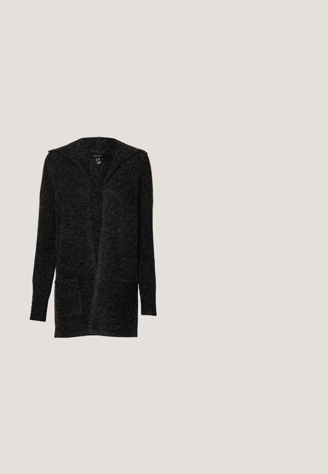 Vero Moda Tall VMDOFFY OPEN HOOD CARDIGAN - Strickjacke - black; Weißes Baumwoll-T-Shirt mit kurzen Ärmeln, Rundhalsausschnitt und lockerer Passform. Glatte Textur ohne sichtbare Muster oder Akzente.; Graue Slim-Fit-Jeans mit leichter Verblassung an den Oberschenkeln und Knien, mit Vorder- und Rückentaschen, Gürtelschlaufen und einem Knopfverschluss.; Schwarze wasserdichte Knöchelstiefel mit glatter Oberfläche, runder Zehenpartie und robuster strukturierter Sohle, die dekorative silberne Akzente am Rand aufweist.; Schlichte schwarze Tragetasche aus Canvas mit Reißverschluss, featuring ein weißes "DKNY NEW YORK" Logo in fetter Schrift, kurzen Griffen und einem verstellbaren Schultergurt.; Ohrringe mit Ringen aus Roségold, die ein Doppellinkdesign, eine polierte Oberfläche, eine glatte Textur und einen sicheren Verschlussmechanismus aufweisen.