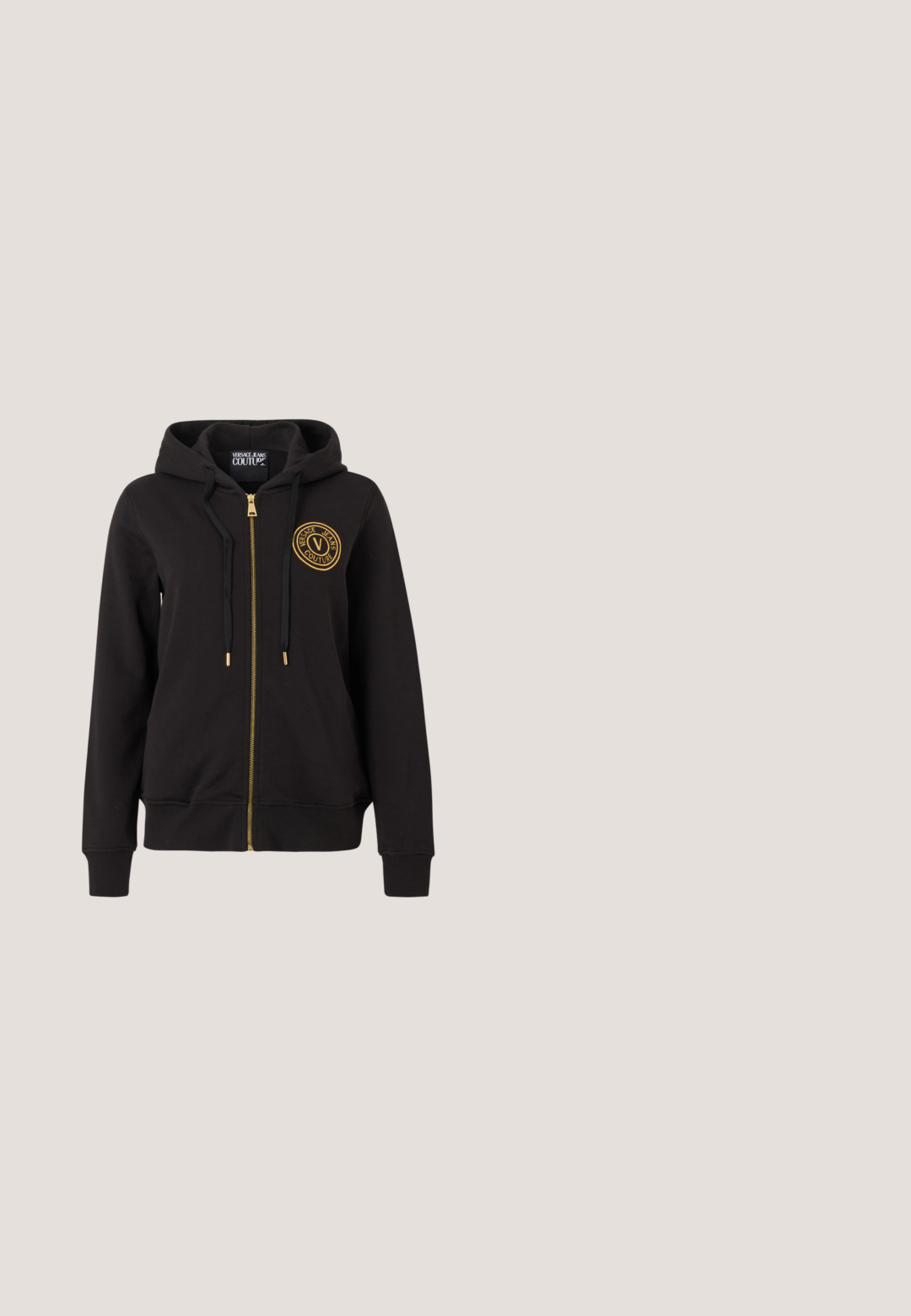 Sudadera negra con cremallera y capucha, cordones negros, cremallera dorada y logo redondo dorado de Versace Jeans Couture en el pecho izquierdo.; Top cropped de manga larga negro, hecho de tela texturizada, con un diseño ajustado y detalles fruncidos en el busto.; Jeans negros de campana con una tela texturizada y un patrón sutil, accesorios de metal plateado y bolsillos frontales. Detalle con cremallera en el costado.; Zapato de tacón alto de cuero negro con punta puntiaguda, punta metálica dorada grabada con "Versace Jeans Couture", mostrado de lado sobre fondo blanco.; Bolso de mano negro acolchado con cadena dorada. Presenta detalles del logo dorado en la parte frontal. Fabricado en material sintético con forma rectangular.; Pendientes de botón en tono dorado, uno con forma de mono sosteniendo círculos, el otro con diseño texturizado de hoja ovalada.