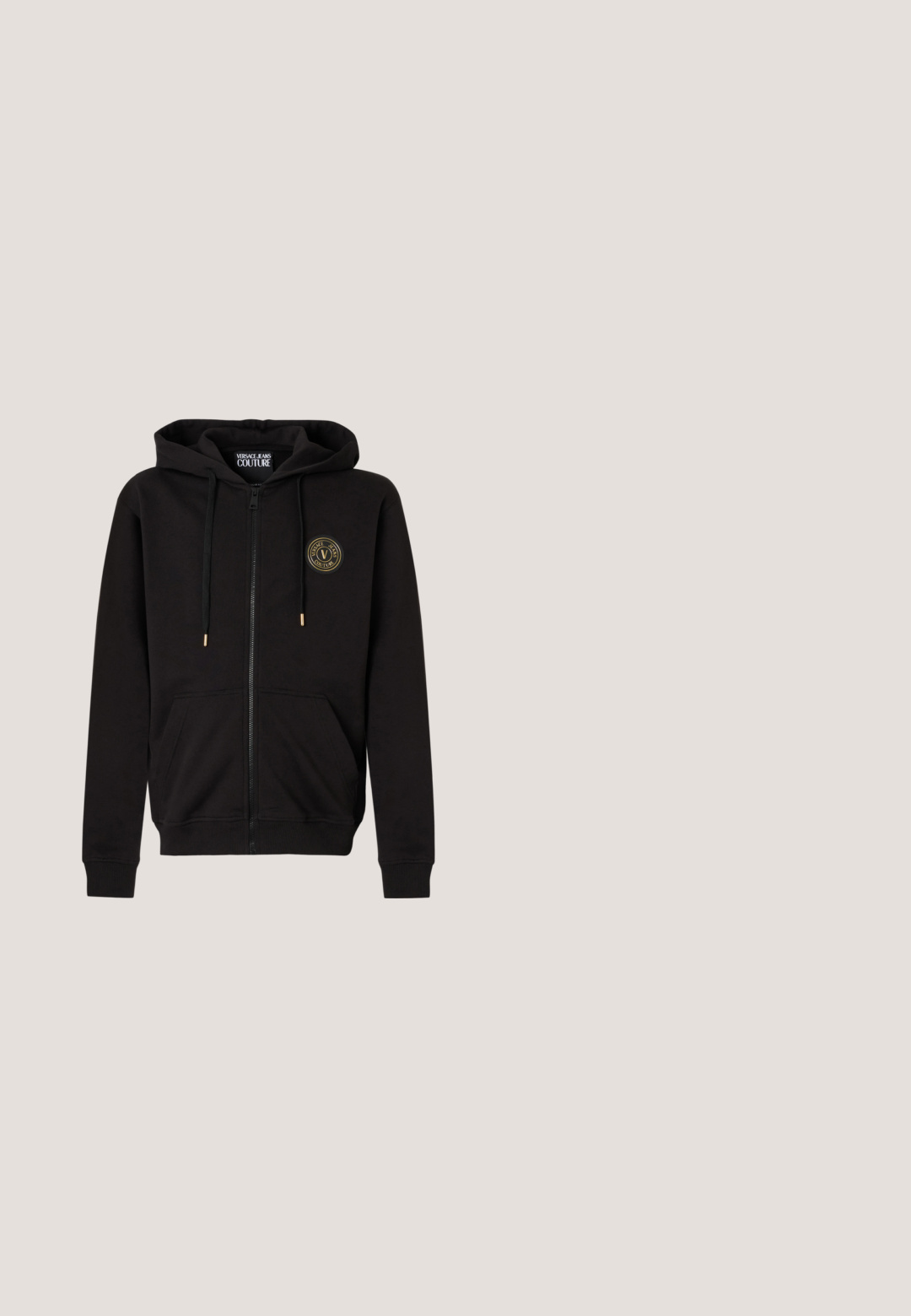 Must kapuutsiga lukuga dressipluus esitaskute ja kapuutsiga, millel vasakul rinnal väike ümmargune Versace Jeans Couture logo.; Must mustaga on valmistatud puuvillast, millel on kollase triibuga krae, kahe nupuga värvel ja vasakul rinnal brodeeritud ümmargune logo.; Mustad denim teksad, mis on slim fit stiilis, kuldse viimistluse ja viie taskuga, ning paremas taskus on väike brändi silt.; Must madala säärega toss, millel on kuldne Versace Jeans Couture logo, kuldne kontsaraam, mustad paelad ja valge pehme tallaga.; Mustad ristkülikukujulised päikeseprillid tumedate hallide läätsedega, kuldmetallist aktsentidega ja raamiga erilise kulmukuju detailiga.; Must musta õlakott, mis on valmistatud tekstuuritud materjalist. Omab tõmbluku sulgemist, esimest tõmblukuga taskut ja metallist logo aktsenti. Kaasas on reguleeritav rihm.