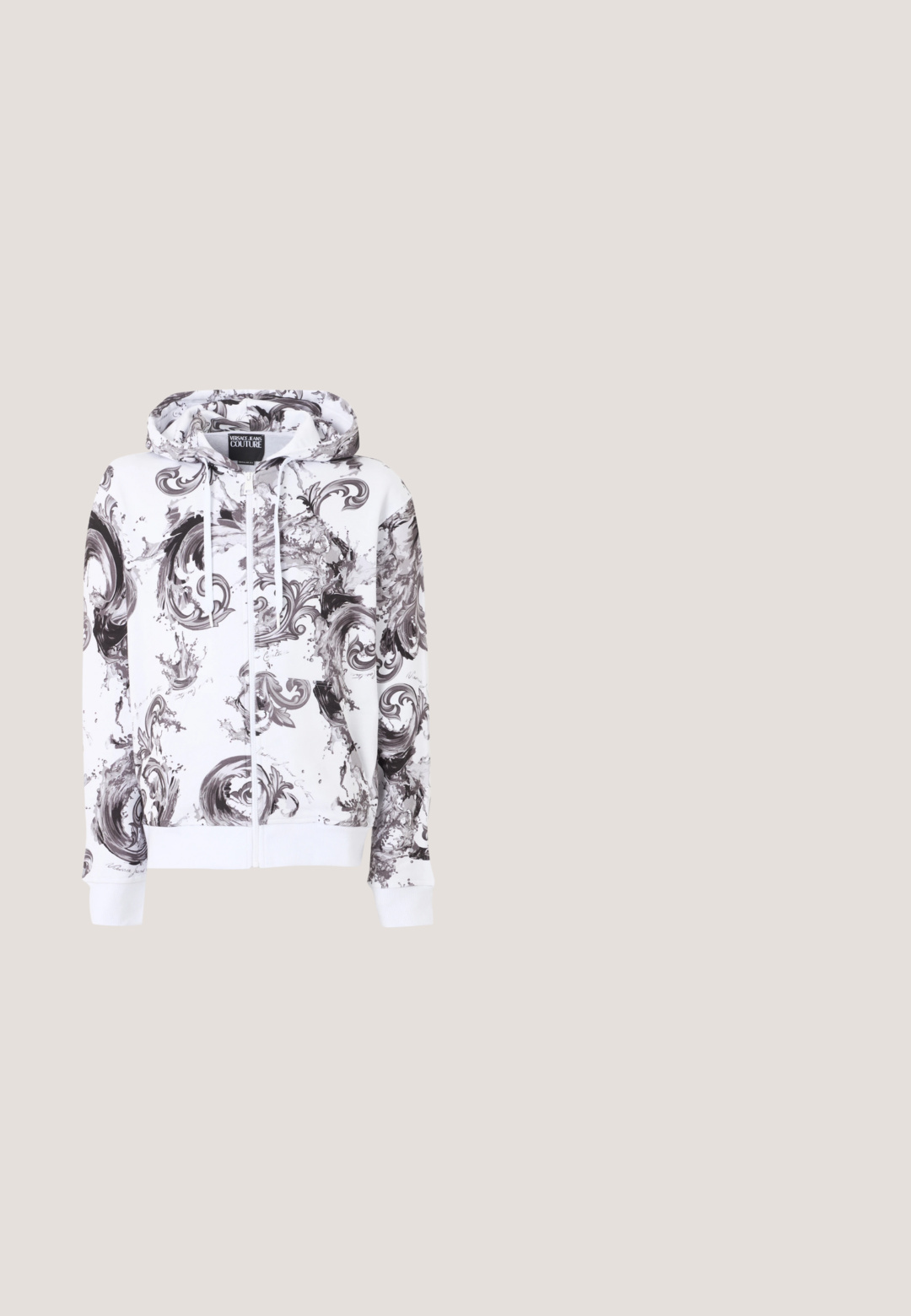 Hvid hættetrøje med lynlås med sorte og grå abstrakte swirl-mønstre og en hætte med snore, mærket Versace Jeans Couture.; Hvid kortærmet t-shirt med rund hals og lille "Versace Jeans Couture"-logo i sort tekst centreret på brystet.; Sorte denim jeans med slim fit, udstyret med hvid syning, fem-lomme design og et mærke på baglommen.; Lavtop sort og hvid sneaker med blomsterprint, perforeret sidepanel, sorte snørrebånd samt mærket hæl og tungedel.; Sorte solbriller med rektangulær form, mørke linser, blanke plastisk rammer og metalaccenter på stængerne.; Sort, tekstureret lædertaske med et geometrisk mønster, rektangulær form, toplynlås og et kort håndtag. Har et logo-patch på forsiden.