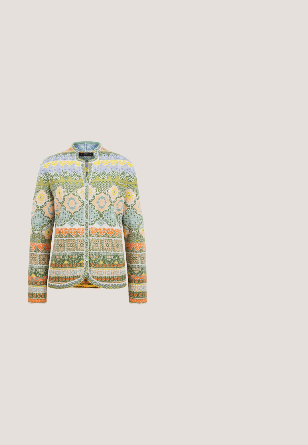 Strikket cardigan med farverige geometriske mønstre i grøn, orange og blå. Den har en rund hals, knaplukning og lange ærmer.; Kortærmet kjole i lysegrøn, lavet af blødt stof. Har en rund halsudskæring og et langt, flydende design uden pynt.; Tanfarvede ruskindsankelstøvler med dekorative syninger og en lav blokhæl, der hviler på kanten af en træoverflade udendørs.; Skildpaddebens rektangulære briller med klare linser, der har kraftige stel, guldaccenter og et strømlinet design.; Beige hæklet skuldertaske med bred rem og et lille hvidt mærke med teksten "LeGer" på forsiden i midten.; Sølvvedhæng i cirkulær form med et hævet trædesign. Glat overflade med poleret finish og en lille løkke til fastgørsel.