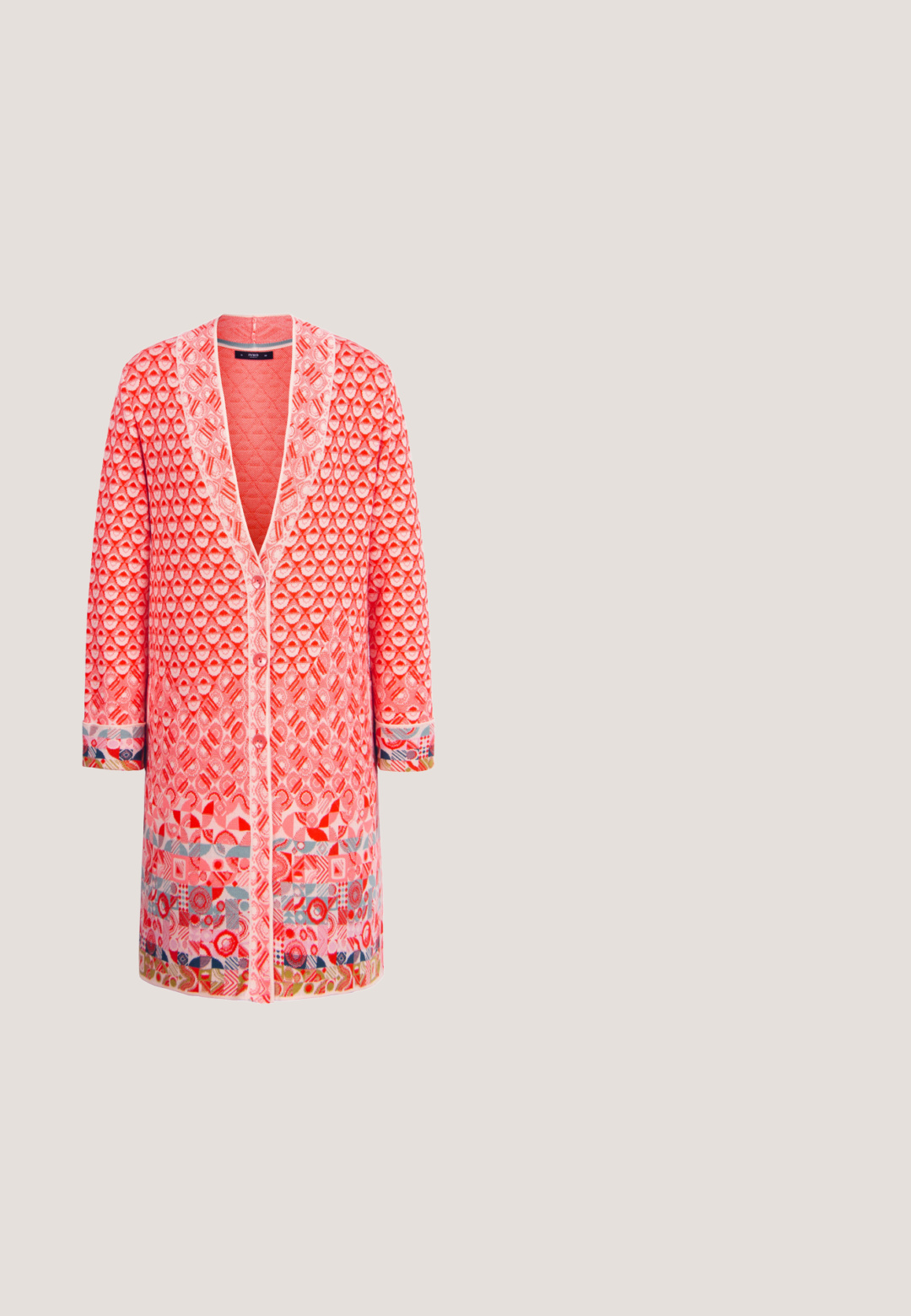 Rød mønstret cardigan med V-hals, lange ærmer og knaplukning. Har struktureret stof og multicolore accenter ved ærmerne og kanten.; AMUR DRENA DRESS - Etuikjole - lucid glaze; Mid-kalv støvle med hæl med røde læderaccents, farverige blomster paliet mønstre og en lagdelt træblok hæl.; Farverig patchwork-taske med blå håndtag, dekoreret med flerfarvede læderblomsterapplikationer på en hvid baggrund.; Choker-halskæde med små runde flerfarvede perler og gyldne mellemlægsperler, fastgjort med en guldlås og justerbar kæde.; Guld-flettet læderbælte med en metalspænde, der har en glat læderrem og en spids ende. Tekstureret vævedetalje er tydelig.