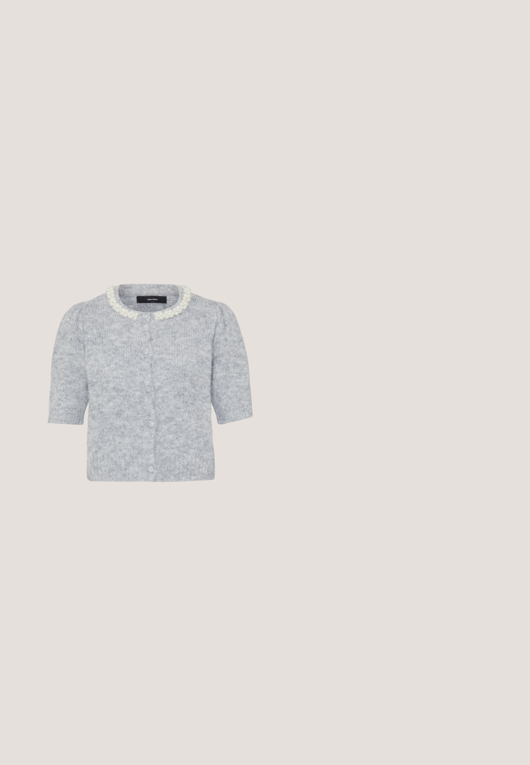Grijze kortarmige cardigan met een textuurgebreide stof, voorzien van een kraag met parelversieringen en een knoopsluiting aan de voorkant.; Witte langemouwen top met een v-hals, gemaakt van zachte, lichte stof. Heeft een getailleerde pasvorm met minimale naden en geen versieringen.; Zwarte, hooggetailleerde rechte broek met knoop- en ritssluiting, riemlussen en voorzakken.; Zwarte enkellaars van leer en elastische stof, met een chunky hak, dikke rubberen zool en een trekband aan de achterkant.; Zwarte draagtas van imitatieleren met gouden letters "LOVE MOSCHINO." Voorzien van twee schouderbanden en een gestructureerd rechthoekig ontwerp.; Zilveren creolen met een gepolijste afwerking en DKNY-branding, weergegeven tegen een effen witte achtergrond.