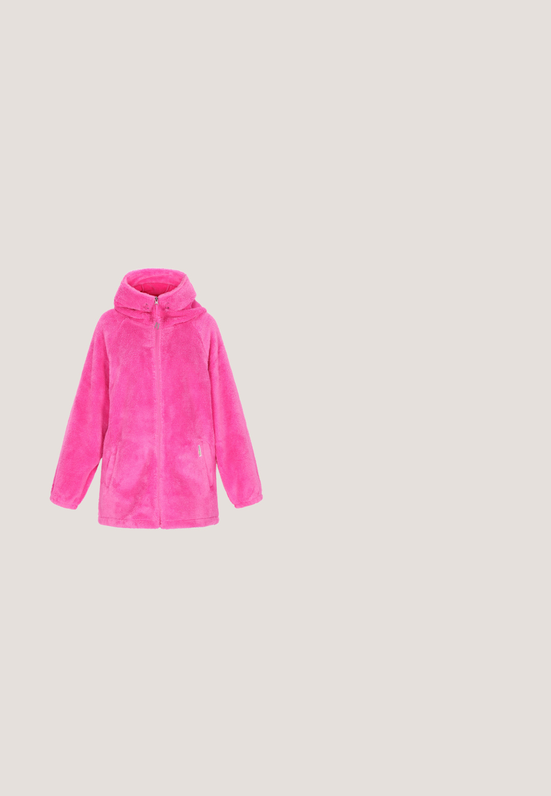 Veste en polaire rose avec capuche, fermeture éclair intégrale et poches latérales. Texture douce et coupe décontractée, avec manches raglan et sans motifs visibles.; T-shirt rose avec des icônes colorées des années 80 et 90, incluant un disque vinyle, un boombox, un talon haut, un skateboard, un cube de Rubik, des rollers, une cassette et un microphone.; Pantalons en velours rose avec taille à cordon, deux poches avant, coupe évasée et texture lisse.; Des baskets montantes avec un revêtement en dentelle rose, des accents argentés et un capuchon en caoutchouc blanc. Notables pour leur effet ombragé et leur semelle épaisse.; Sac fourre-tout texturé rose avec "CHOOSE JUICY" imprimé en lettres grasses et roses foncées. Dispose de courtes poignées et d'une bandoulière détachable.; Bracelet chaîne en argent avec un pendentif fleur rose présentant un petit visage de chat argenté avec un nœud rouge sur fond blanc.