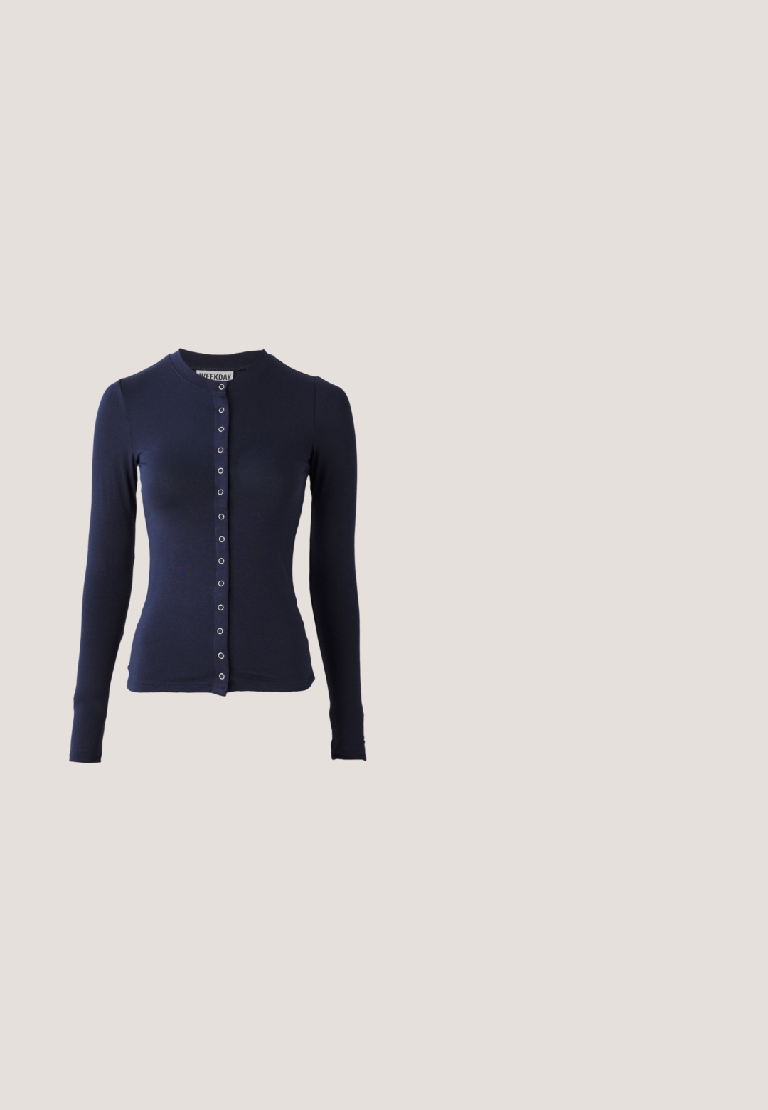 Cardigan long à manches longues marine avec un col rond, une coupe ajustée et une fermeture à boutons sur le devant, dotée d'accents métalliques. Tissu doux et texturé.; Haut halter noir en tissu doux, avec un col rond et une silhouette ajustée, à la texture lisse et sans motifs visibles.; Jean en denim bleu clair taille haute à jambes larges avec fermeture à boutons et fermeture éclair à l'avant, poches avant et arrière, présenté sur fond blanc.; Chaussure plate noire avec un orteil pointu et une sangle décorative arborant une boucle en argent. Ornée de petits clous en argent sur toute la surface.; Sac à main en cuir noir de forme arrondie, décoré de clous argentés et équipé d'une poignée courte. Texture lisse et fermeture éclair.; Boucle d'oreille en argent avec une finition polie, présentant de petits détails en or et de forme ronde, portée sur le lobe.