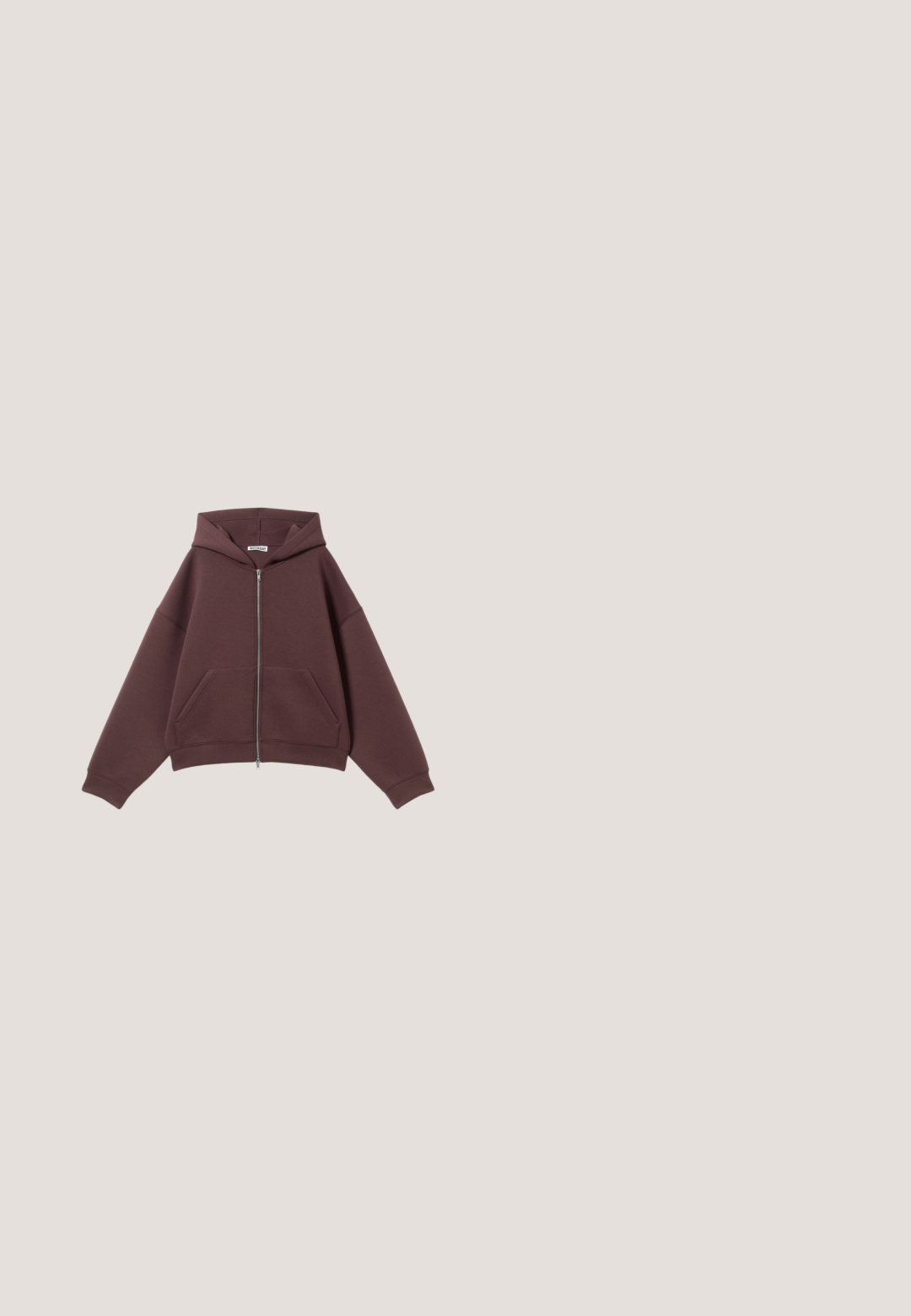 Dunkelbrauner Kapuzenpullover mit Reißverschluss, langen Ärmeln, Kängurutaschen und einer Kapuze, flach auf einem hellen Hintergrund liegend.; Bordeauxrotes T-Shirt mit kurzen Ärmeln und Rundhalsausschnitt mit kleinem weißen "Pepe Jeans London"-Logo auf der linken oberen Brust.; Rosa Sweatpants mit elastischem Bund, verziert mit dekorativen Patches in Diamantform auf der linken Seite und elastischen Bündchen an den Knöcheln.; Rote Wildleder-Sneaker mit einer glatten Zehenpartie, strukturierten Seitenpanelen, farblich abgestimmten Schnürsenkeln und einem Klettverschluss. Verfügt über eine strapazierfähige schwarze Gummi-Außensohle.; Diesel Handtasche - quartz pink; Goldfarbene Ohrringe mit einem glatten, abgerundeten Design und polierter Oberfläche. Verfügt über einen Clip-on-Stil für einfaches Tragen.