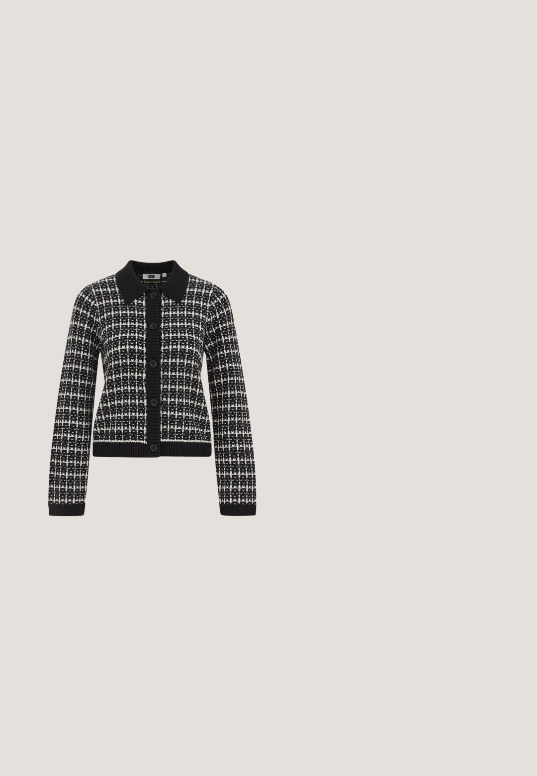 Cárdigan de cuadros en blanco y negro con cuello de solapa, dobladillo y puños acanalados, con seis botones de cierre y tejido de punto texturizado.; Camiseta negra de manga corta hecha de algodón, con un cuello decorativo de strass en patrón de ráfaga. Diseño ligero y ajustado.; Falda rizada verde menta con un diseño de jaula, que presenta patrones de cuadros marrones y bordes con picos. Cintura elástica para un ajuste cómodo.; Zapato de tacón negro con punta afilada, con un diseño de malla, correa al tobillo con un hebilla plateada y un alto tacón de aguja. Textura suave en general.; Cartera rectangular negra y brillante con una correa frontal y cierre de broche metálico plateado, colocada sobre un fondo blanco liso.; Pendientes de perno en forma de corazón dorado con un diseño abierto, que presentan una superficie lisa y un acabado pulido. El soporte incluye un poste estándar y un cierre mariposa.