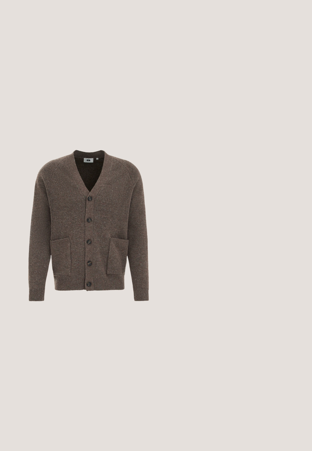 Brauner Wolle-Mix-Cardigan mit V-Ausschnitt, sechs Knöpfen und zwei vorderen Taschen; gerippte Bündchen und Saum; dezente Struktur mit mehrfarbigen Sprenkeln.; Dunkelbraunes T-Shirt mit kurzen Ärmeln und Rundhalsausschnitt, entspannte Passform, auf weißem Hintergrund dargestellt.; Braune, strukturierte Hose mit Fischgrätenmuster, ausgestattet mit einem Kordelzugbund und zwei vorderen Falten. Gerades Bein Design.; Polierter dunkelbrauner Lederschuh mit Schnürsenkeln, schwebt über einem beigen Teppich vor einem passenden beigen Sofa.; Sonnenbrille mit goldfarbenem Metallrahmen, braunen Verlaufslinsen, oktagonalem Design und schwarzen Bügeln mit dezenten Hardwareakzenten.; Braune Leder-Kulturtasche mit rechteckiger Form, glatter Textur, Reißverschluss oben und seitlichem Griff für einfaches Tragen.