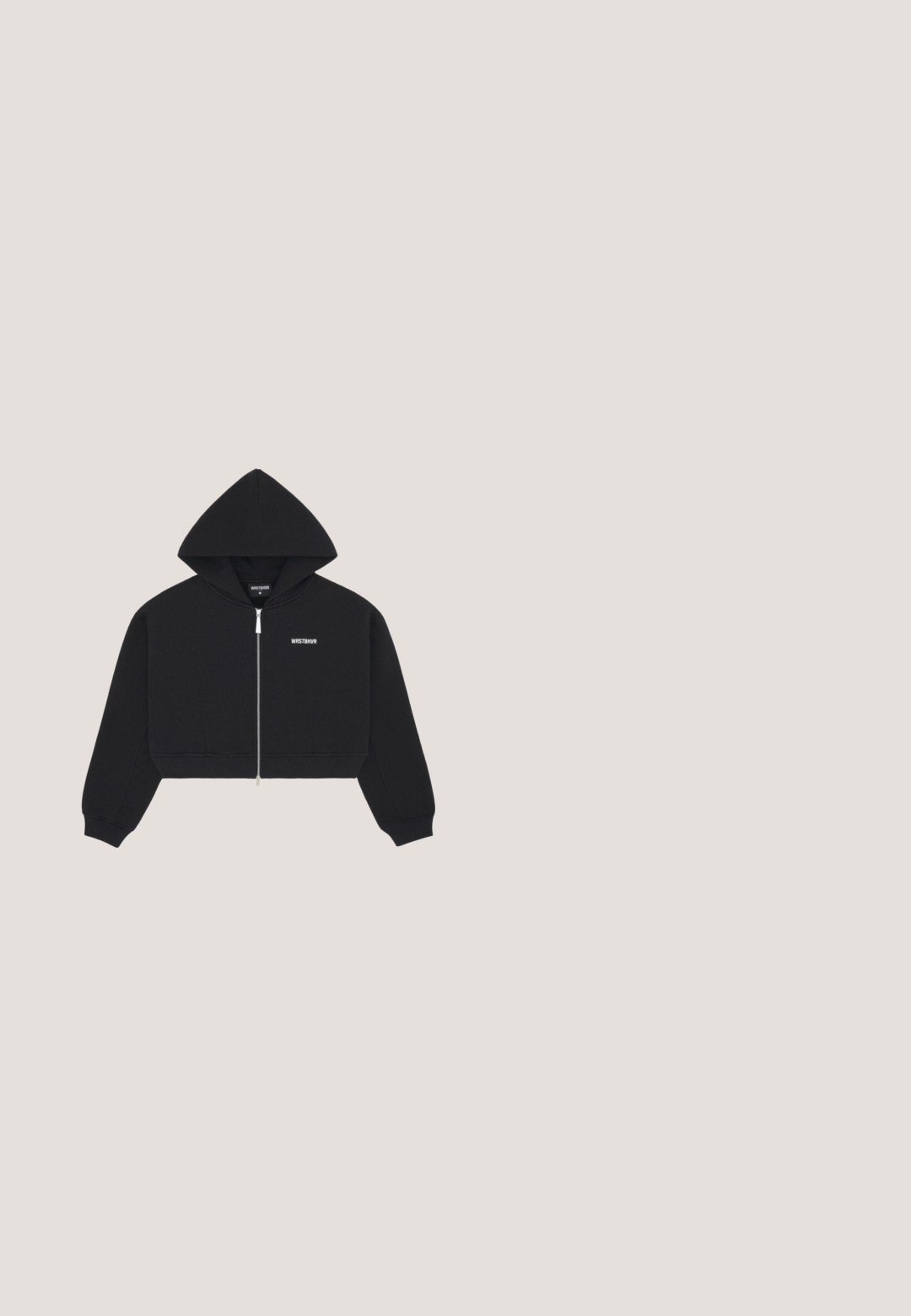 Zwarte cropped hoodie met volledige rits aan de voorkant, lange mouwen, capuchon en klein wit "WRSTBHVR"-logo op de linkerborst.; Zwarte katoenen t-shirt met witte afwerking op de kraag en mouwen. Voorzien van het "Juicy Couture SPORT" logo in vetgedrukte witte tekst over de voorkant.; Grijze denim jeans met een relaxte pasvorm, voorzien van vijf zakken, subtiele vervaging en een rechte pijpdesign. Classic tailleband met riemlussen.; Zwarte platform sneaker met dikke, getextureerde zool, bovenwerk van leer en nepbont en Buffalo merkembleem aan de zijkant, gezien vanaf de buitenkant.; Zwarte leren hobo-tas met een gladde textuur, gebogen vorm, verstelbare schouderband en accenten in zilverkleurig metaal.; Rhinestone ketting met een zilveren ketting, met een strikontwerp in het midden en twee druppelaccenten die naar beneden hangen.