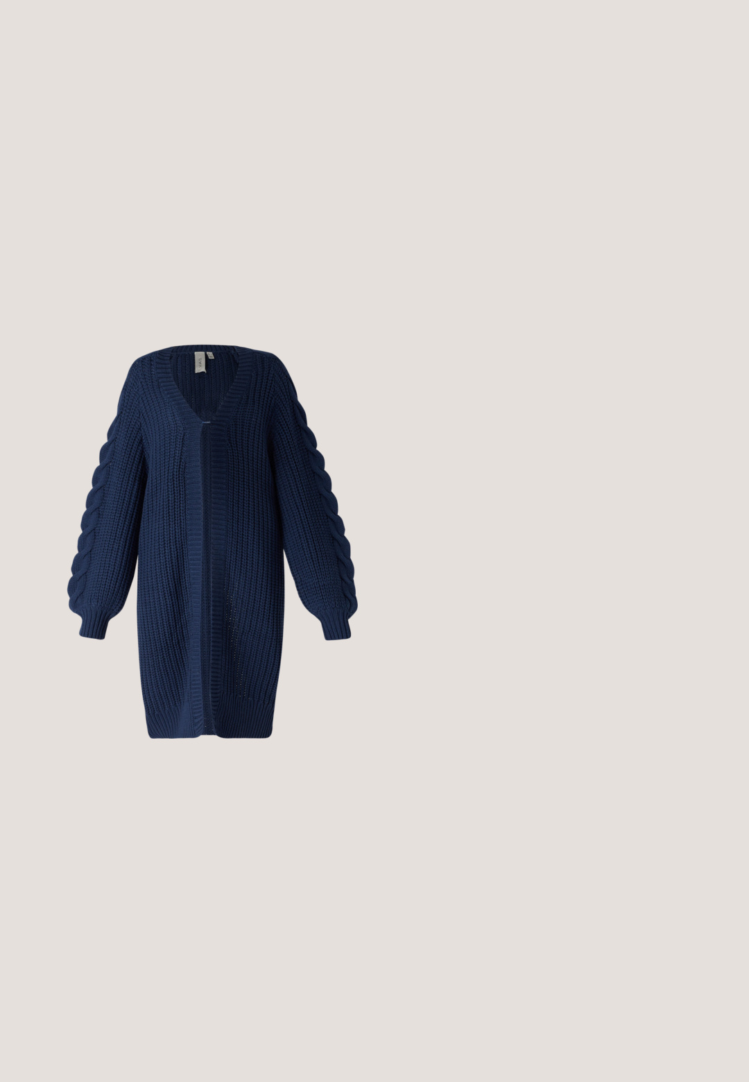 YAS YASSANNE LS KNIT CARDIGAN - Vest - navy blazer; Gestreepte lange mouwen top in wit en marineblauw, met een bootnek en een ontspannen pasvorm. Gemaakt van zacht katoen met gestikte zomen.; Beige linnen broek met wijde pijpen, elastische tailleband en vooraan een trekkoord, ontworpen voor een comfortabele pasvorm en casual gebruik.; Tan leren instapper met een slank ontwerp, voorzien van een voorste banddetail, ronde neus en een lage bruine hak. Gladde textuur, minimalistische stijl.; Marineblauw en lichtgrijs vierkant sjaaltje met een herhalend cirkel- en ovaalvormig geometrisch patroon en een marineblauwe rand.; Beige geweven strooien tas met twee schouderbanden en subtiele cursieve borduurwerk aan de voorkant, tegen een effen achtergrond.