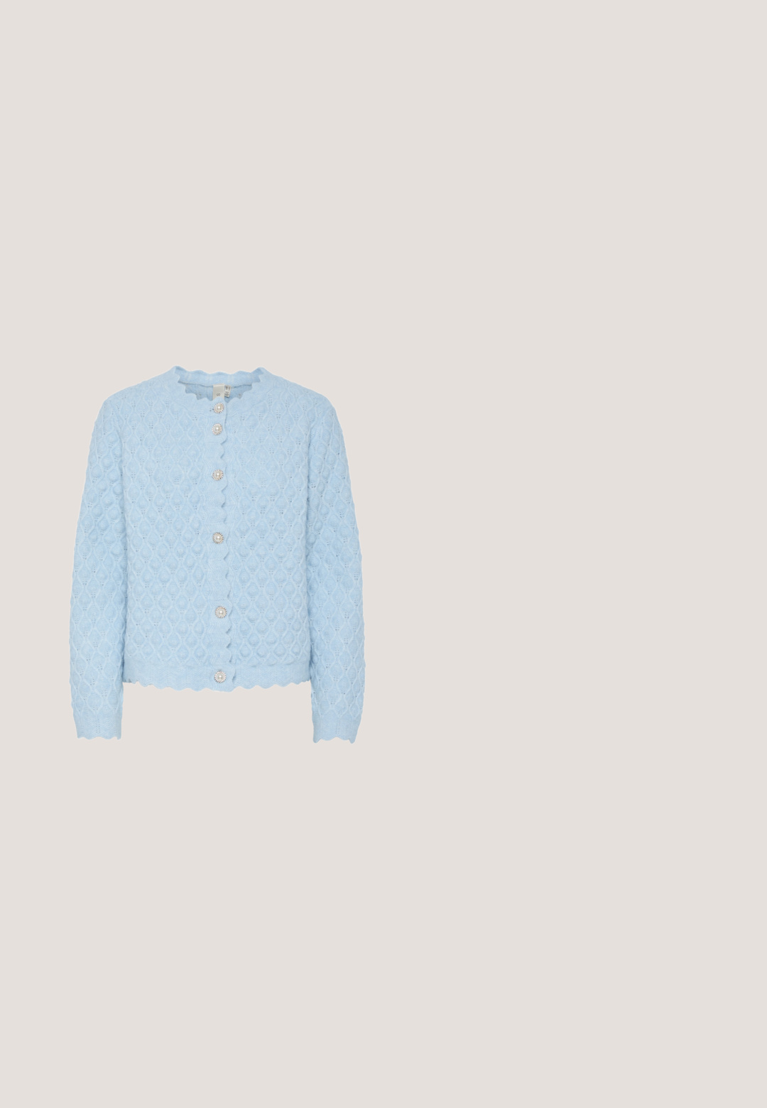 Lyseblå strikket cardigan med diamantmønster, bølgede kanter og fem runde perle-lignende knapper. Lange ærmer og cropped længde.; Hvid haltertop med sorte polkaprikker, med dyb V-hals og tætsiddende talje.; Lyseblå højtaljede jeans med slim fit, der har fem lommer og lynlås, lavet af denim med en glat tekstur.; Beige ruskinds sneakers med snørebånd fortil, dekorative metal-accenter og en gummi sål. Har perforerede striber og en tekstureret hæl.; Rosa læderhåndtaske med sort MCM-logo mønster, guldkædedetalje og justerbar skulderrem på hvid baggrund.; Guld ørestik formet som en bille med små sorte og grønne ædelstene på en almindelig hvid baggrund.