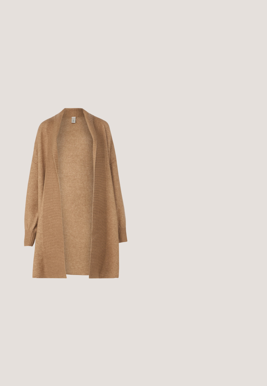 YAS YASJUVA LONG CARDIGAN - Ζακέτα - tigers eye; Μαύρη μπλούζα με μακριά μανίκια από μαλακό, ελαστικό ύφασμα. Διαθέτει στρογγυλή λαιμόκοψη και λεπτή εφαρμογή με λείο υφή και χωρίς ορατά σχέδια.; Πλατιά παντελόνια σε σκούρο καφέ με υφή που περιλαμβάνει μικρές κοπές. Διαθέτει ψηλή μέση και αδιάκοπη σχεδίαση για μία κομψή εμφάνιση.; Μαύρο δερμάτινο μποτάκι με μυτερή μύτη και μικρό τακούνι, παρουσιάζεται μπροστά σε τοίχο από γυάλινα τετράγωνα και γυαλισμένο δάπεδο.; Μαύρη τσάντα ώμου από δέρμα με ανάγλυφη υφή κροκό, με λαβή στο επάνω μέρος και τυπωμένο λογότυπο στο μπροστινό μέρος.; Ζευγάρι ασημένιων μεταλλικών σκουλαρικιών με αφηρημένο σχέδιο διαπλεγμένων βρόχων σε λευκό φόντο.