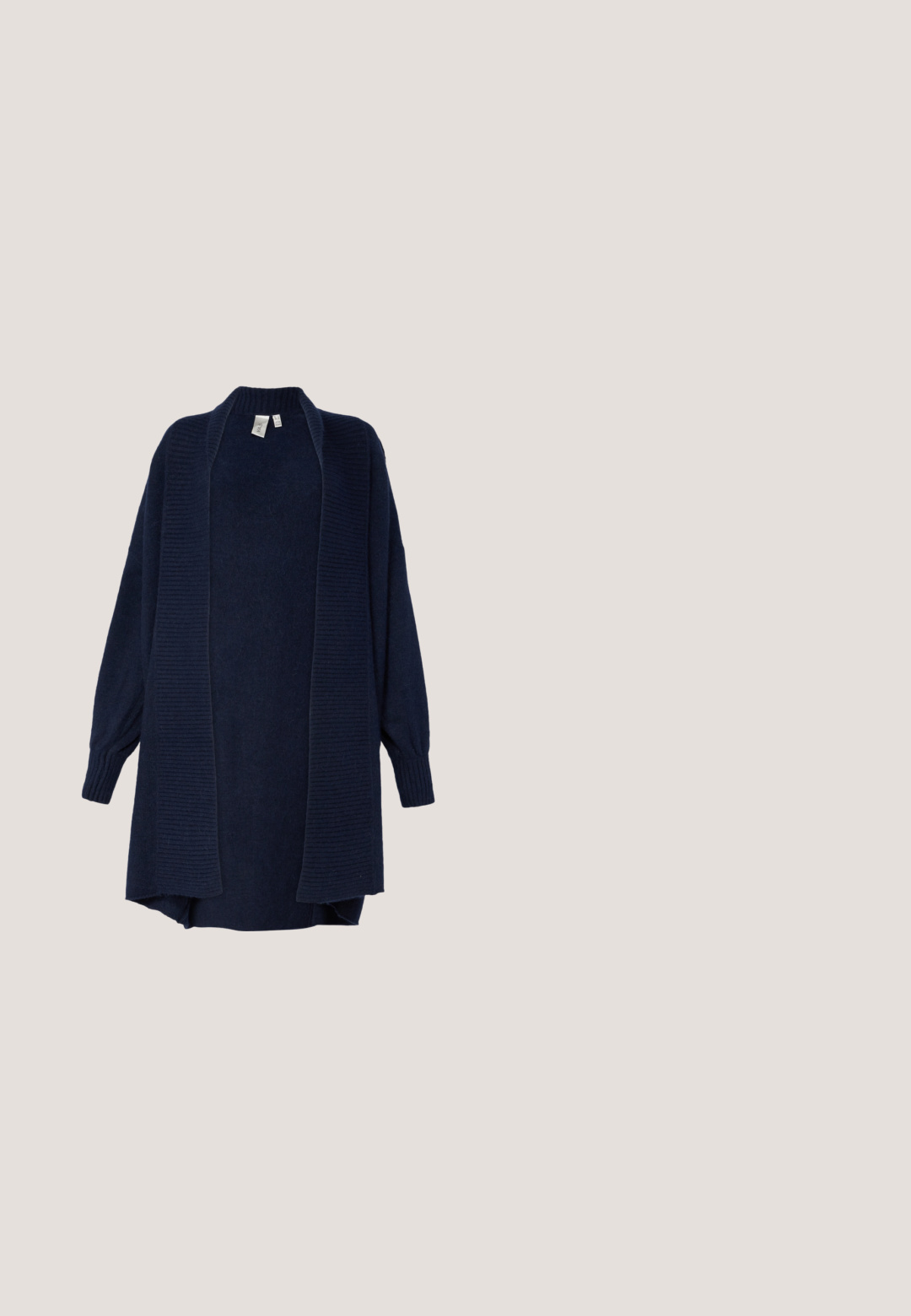 YAS YASJUVA LONG CARDIGAN - Strickjacke - navy blazer; Marineblaue Langarm-T-Shirt aus weicher Baumwolle. Verfügt über einen runden Ausschnitt, eine taillierte Form und eine gerippte Struktur. Einfaches Design in einfarbiger Ausführung.; Graue, weite Hose aus strukturiertem Stoff; verfügt über einen elastischen Bund und gefaltete Vorderdetails. Sauberes, minimalistisches Design.; Knielange schwarze Lederstiefel mit glatter Textur, seitlichen Reißverschlüssen und flacher Sohle. Die Stiefel haben einen strukturierten Schaft und minimales Zubehör.; Pieces PCALUANA SHOULDER BAG - Handtasche - black; Goldfarbene Ohrringe in Form abstrakter Hände, mit einer glänzenden Oberfläche, filigranen Details und einem Silber- und Goldstift für sicheren Halt.