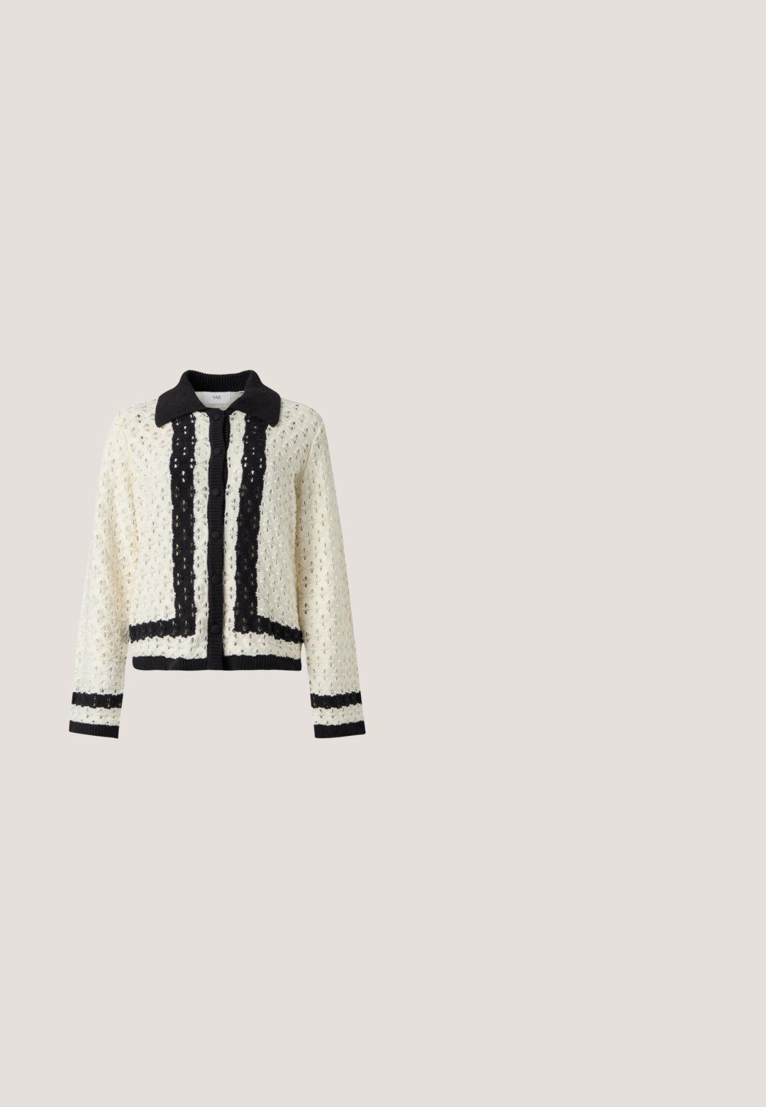 Wit gebreid vest met lange mouwen, zwarte kraag, knoopsluiting aan de voorkant en zwarte biezen op de mouwen, voorkant en zoom.; Witte top met korte mouwen met opgeblazen mouwen, versierd met kleine glanzende studs, ronde halslijn en effen body.; Zwarte, textuurvolle, wijde broek met een elastische tailleband en verstelbare trekkoord; ontworpen voor comfort en een ontspannen pasvorm.; Zwarte leren ballerina met zilveren ronde studs, strikdetail aan de voorkant en een treklus bij de hiel, getoond op een witte achtergrond.; Zwarte corduroy schoudertas met een gebogen vorm, een verstelbare schouderband en trekkoordsluitingen aan beide zijkanten voor maataanpassing.; Even&Odd Oorbellen - red