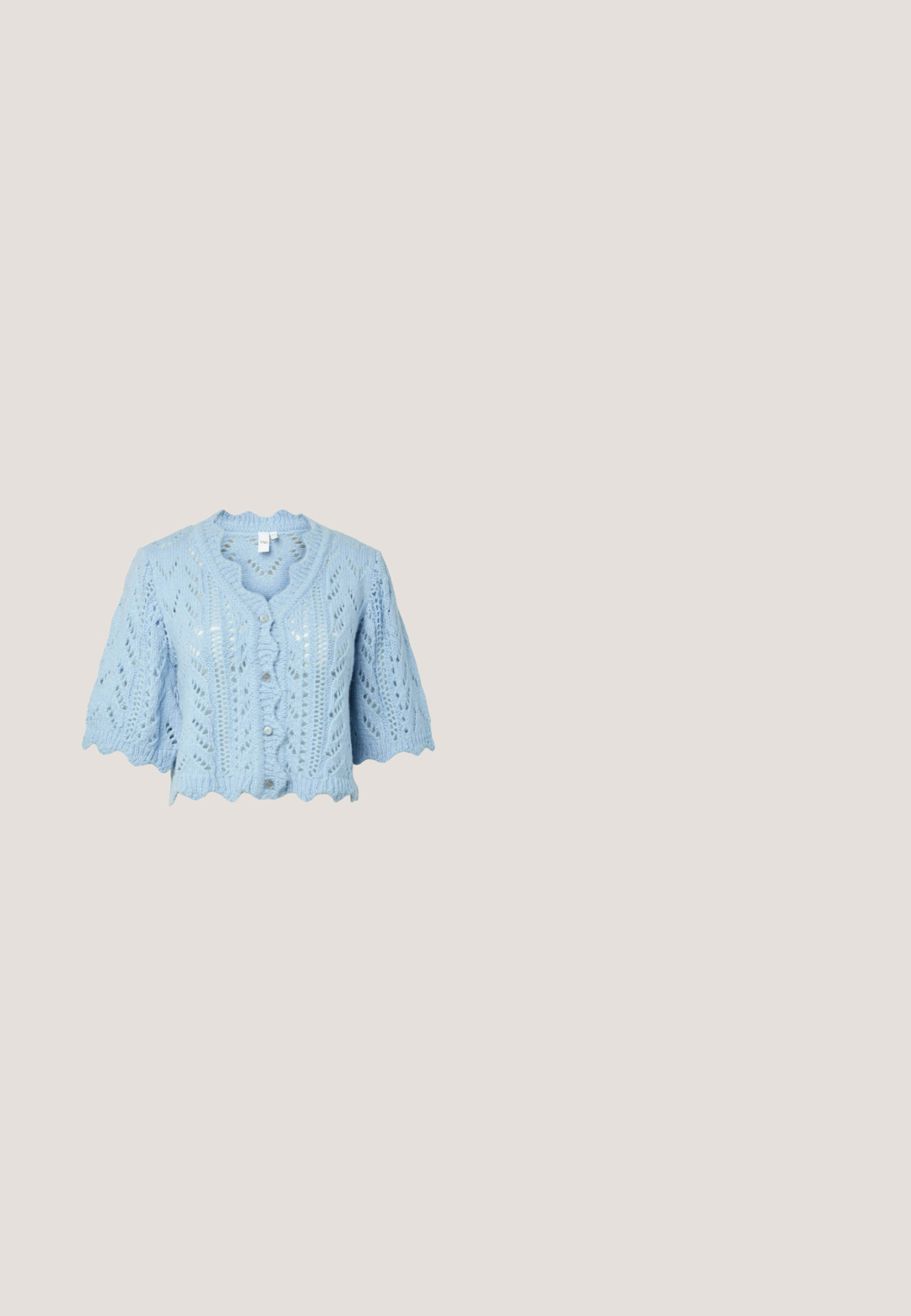 Cárdigan de punto azul claro de manga corta con botones, bordes ondulados y un patrón texturizado sobre un fondo blanco.; Camiseta de algodón blanca con manga corta, que presenta un texto en negro en negrita "I," un corazón rojo y "ME" en una fuente informal.; Pantalones cortos azul claro de talle alto con cinturilla elástica y patrones de bordado floral en la parte delantera y los laterales.; Zapatilla deportiva blanca con plataforma, con cordones en la parte delantera y aplicaciones decorativas bordadas de mariposas en el lateral y el tacón.; Bolso de denim con bordes con flecos, asas superiores, correa tejida desmontable y un pequeño colgante metálico en forma de elefante unido cerca del asa.; Clip de pelo azul claro con un diseño en forma de abanico, decorado con rhinestones, que cuenta con cinco púas para un agarre y sujeción seguros.