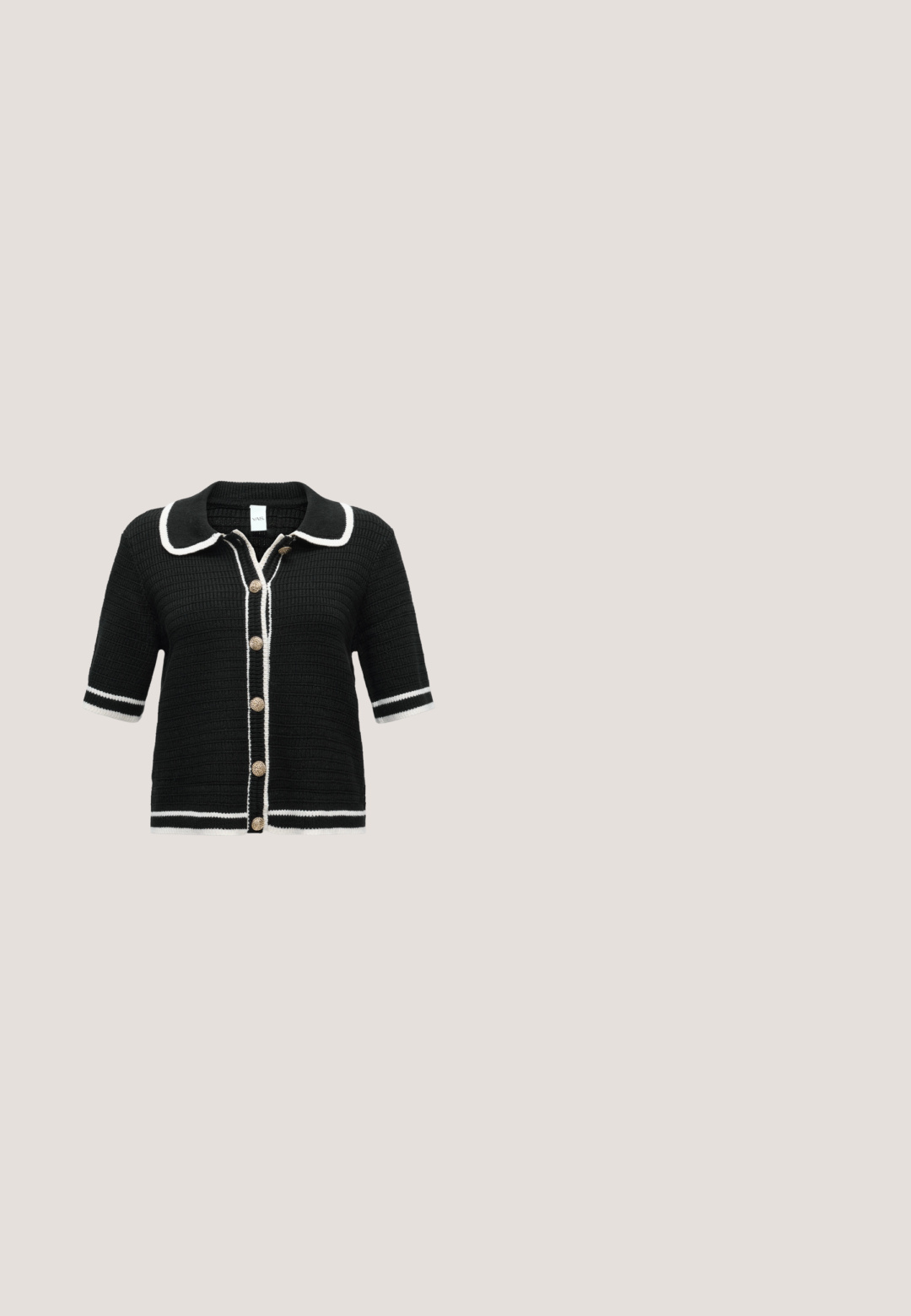 Cardigan noir à manches courtes en maille, avec bordure blanche au col, aux poignets et à l’ourlet, avec des boutons dorés texturés sur le devant.; Débardeur noir à côtes avec des garnitures en dentelle au niveau du col et des épaules, présentant un ourlet en feston et un design ajusté, fabriqué en tissu extensible.; Jean droit gris en denim avec détails sur la couture avant, passants de ceinture et fermeture par bouton sur un fond clair uni.; Escarpin noir à bride arrière avec bout pointu, présentant une surface texturée et un talon bloc épais. Posé sur un fond métallique brillant.; Sac à main en cuir noir avec deux anses allongées, fermeture éclair et forme arrondie ; texture lisse avec une finition légèrement brillante.; Boucles d'oreilles anneaux argentés ornées de strass clairs, présentant une surface texturée et une forme circulaire lisse avec un fermoir sécurisé.
