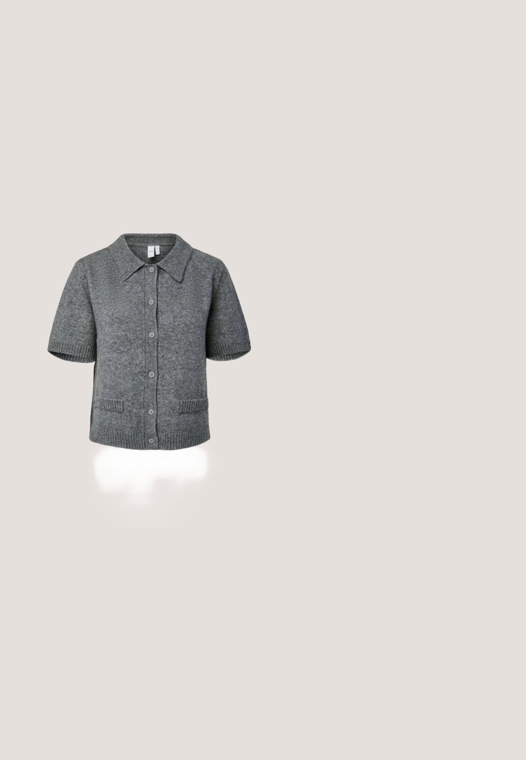 Grå strikket cardigan med korte ærmer, krave, knapper foran, ribkanter på ærmer og kant samt to forlommer på hvid baggrund.; Beige, kortærmet, tætsiddende T-shirt med rund hals og synligt mærke indeni kraven, vist på hvid baggrund.; Bredde ben blå denim jeans har en lys vask, høj talje, frontlommer og en subtil falmeffekt langs benene. Afsluttet med en knaplukning.; Hvid og beige low-top sneaker med rundet sål, mesh- og ruskindspaneler, snøredesign og lille krokodillelogo på siden.; Mørkebrun blød stof skuldertaske med bred bund og lynlåslukning øverst på hvid baggrund.; Sølvøreringe i en glat, afrundet rektangulær form med en sømløs hængsel-lukning. Poleret finish, minimalistisk design.
