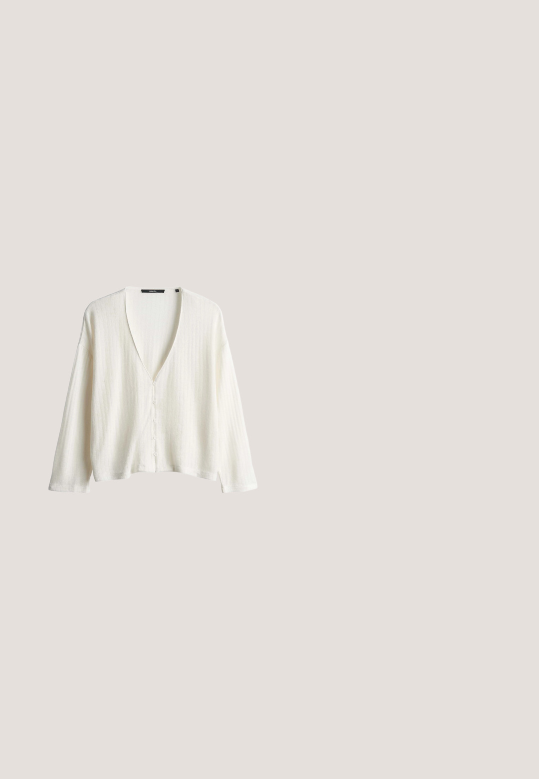 Witte, geribbelde v-hals cardigan met lange mouwen en een knoopsluiting. Zachte textuur en een relaxte pasvorm, met zijsplitten aan de zoom.; Witte katoenen T-shirt met opgerolde korte mouwen, ronde halslijn en subtiele logodetail op de borst. Soepele textuur en losse pasvorm.; Lichtblauwe denim jeans met een rechte pijp, met voorzakken en lichte zijsplitten aan de zoom. Klassiek vijfzakkenontwerp.; Bruine geweven muiltjes met een spitse neus, een leren band en een decoratieve goudkleurige gesp. Platte zool met een gladde afwerking.; Rode leren crossbodytas met een lange verstelbare riem en een lus handvatdetail, minimalistisch ontwerp met een voorste sluiting.; Roze gouden ronde stud oorbellen met een cluster van heldere kristallen, gezet in een gestructureerde metalen basis, met een veilige staaf sluiting.
