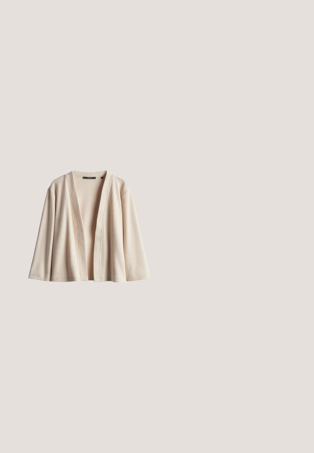 Beige gebreide cardigan met een open voorkant, brede mouwen en ribbeltextuur. Geen sluitingen; de relaxte pasvorm creëert een vloeiende silhouet.; Beige gewatteerde vest met een hoge nek capuchon, ritsopening aan de voorkant en zijschoenen. Glad oppervlak met een horizontaal quiltpatroon.; Beige cropped top met wijde mouwen, ronde halslijn en losse pasvorm, platliggend op een witte achtergrond.; Beige joggingbroek van zachte stof, voorzien van een geribbelde tailleband en twee zijzakken, met taps toelopende boorden bij de enkels.; Lichtgrijze en beige sneaker met mesh- en suèdepanelen, witte veters, grijze hielsteun en een geprofileerde rubberen zool, zijaanzicht.; Beige suède schoudertas met een enkele band, frontflappocket en zilveren drukknopsluiting bovenaan in het midden.