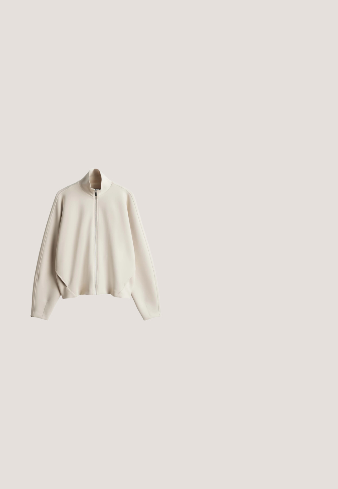 Hellbeige Reißverschlussjacke mit hohem Kragen, übergroßen Ärmeln und einem glatten, strukturierten Stoff. Mit Seitentaschen und minimalen Nähten.; Kurzärmliges, hellbeiges Oberteil aus weichem Stoff, mit weitem Ausschnitt und herabgesetzten Schulternähten, in lässiger Passform und minimalistischem Design.; Beige elastische Bund gerade geschnittene Hose mit Seitentaschen, aus leichtem Stoff, geeignet für den Alltag.; Beiger Slipper mit gewelltem Laser-Cut-Muster, flexibler segmentierter Sohle und dunkelblauer Zuglasche an der Ferse.; Beiget Wildleder-Hobo-Tasche mit breitem, gebogenem Griff und glatter, strukturierter Oberfläche. Verfügt über eine minimalistische Form ohne sichtbare Beschläge.; Zarte goldene Halskette mit zwei kleinen weißen Perlenanhängern und verstellbarem Verschluss auf weißem Hintergrund.