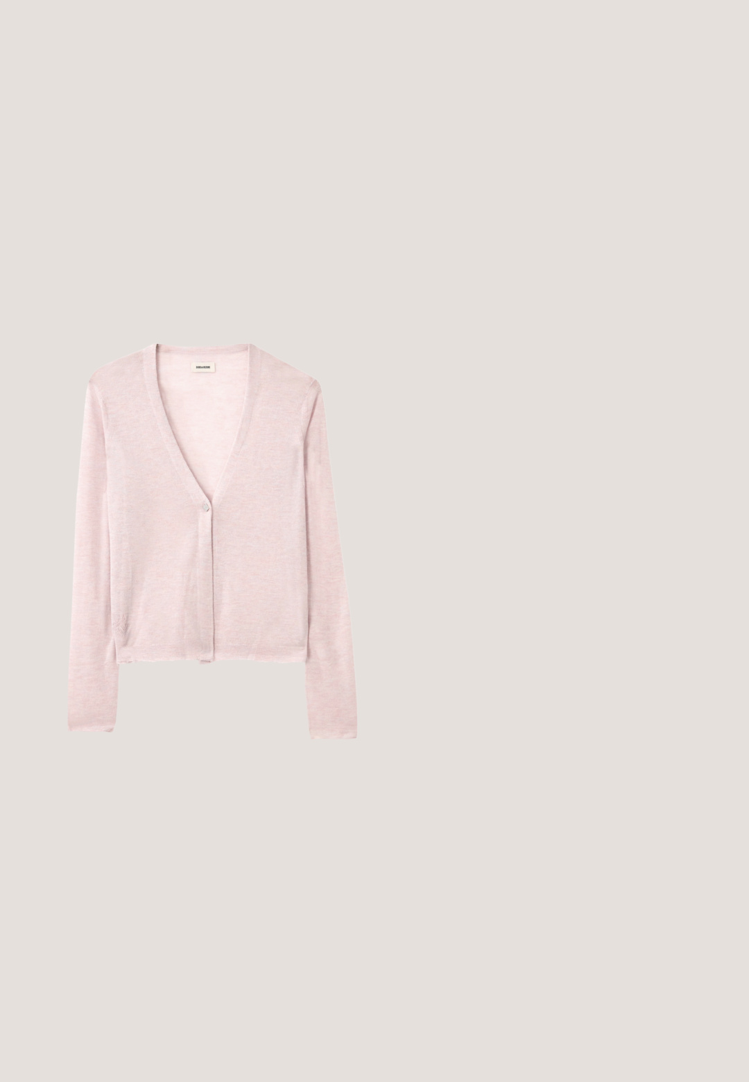 Cardigan rose clair, design court, manches longues, décolleté en V, fermeture à un bouton, texture douce, motif de tricot subtil et détails à ourlet brut.; Camisole en satin rose clair avec fines bretelles spaghetti réglables et un léger décolleté en V, présenté sur un fond blanc uni.; Pantalon ample couleur crème à taille haute avec une ceinture élastique beige, présenté sur un fond clair uni.; Sandale à talon haut en cuir rose avec bout ouvert, détail plissé à l'avant et bride ajustable à la cheville. Texture lisse et talon stiletto fin.; Petit sac pochette rectangulaire en cuir violet avec une fermeture éclair dorée et une fine sangle pour poignet, marqué de la marque "Coccinelle" en lettres dorées.; Bracelet en or avec un design flexible, orné de perles blanches rondes et d'accents en or carrés. Fermoir visible en haut.