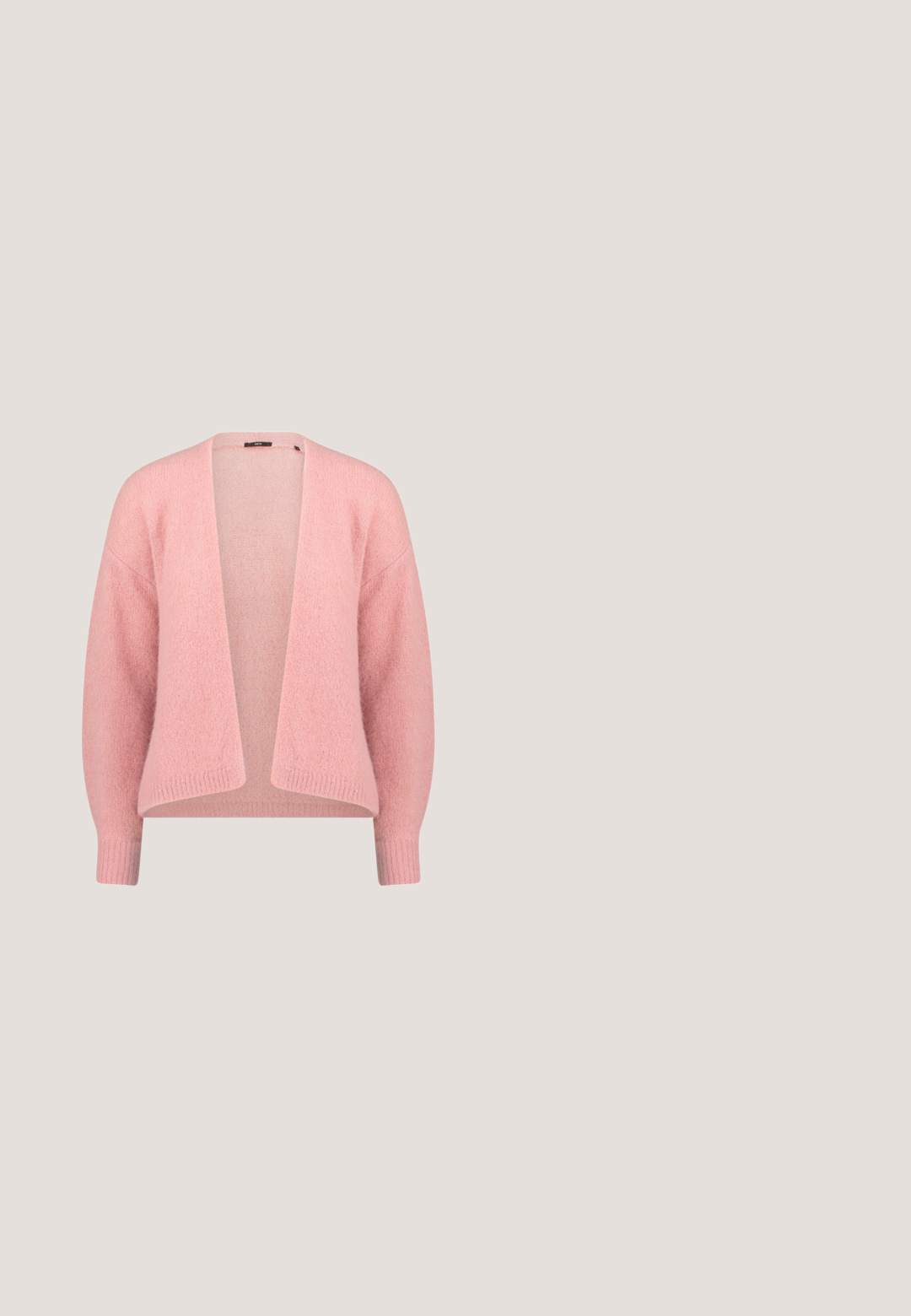 Løs, åben cardigan i blødt pink strikstof. Har brede ærmer og ribbet manchetter. Glat tekstur med en afslappet silhuet.; Rød satin halterneck kjole med en nøglehulkrave og en lang, flydende silhuet. Har en båndaccent ved halsen og en glat tekstur.; Rosa læder slingback-pumpe med spids tå, justerbar ankelrem og stiletthæl i mellemhøjde.; Beige patentlæder clutch med en guld kædestrop, prydet med et kuvertdesign og en spids flaplukning. Glat tekstur hele vejen igennem.; Hvide handsker med blonderdetaljer på den ene side, glat stof på den anden, og små perleudsmykninger ved håndleddet.; Lyserødt læderbælte med sølvfarvet afrundet spænde, rullet sammen på en hvid baggrund.