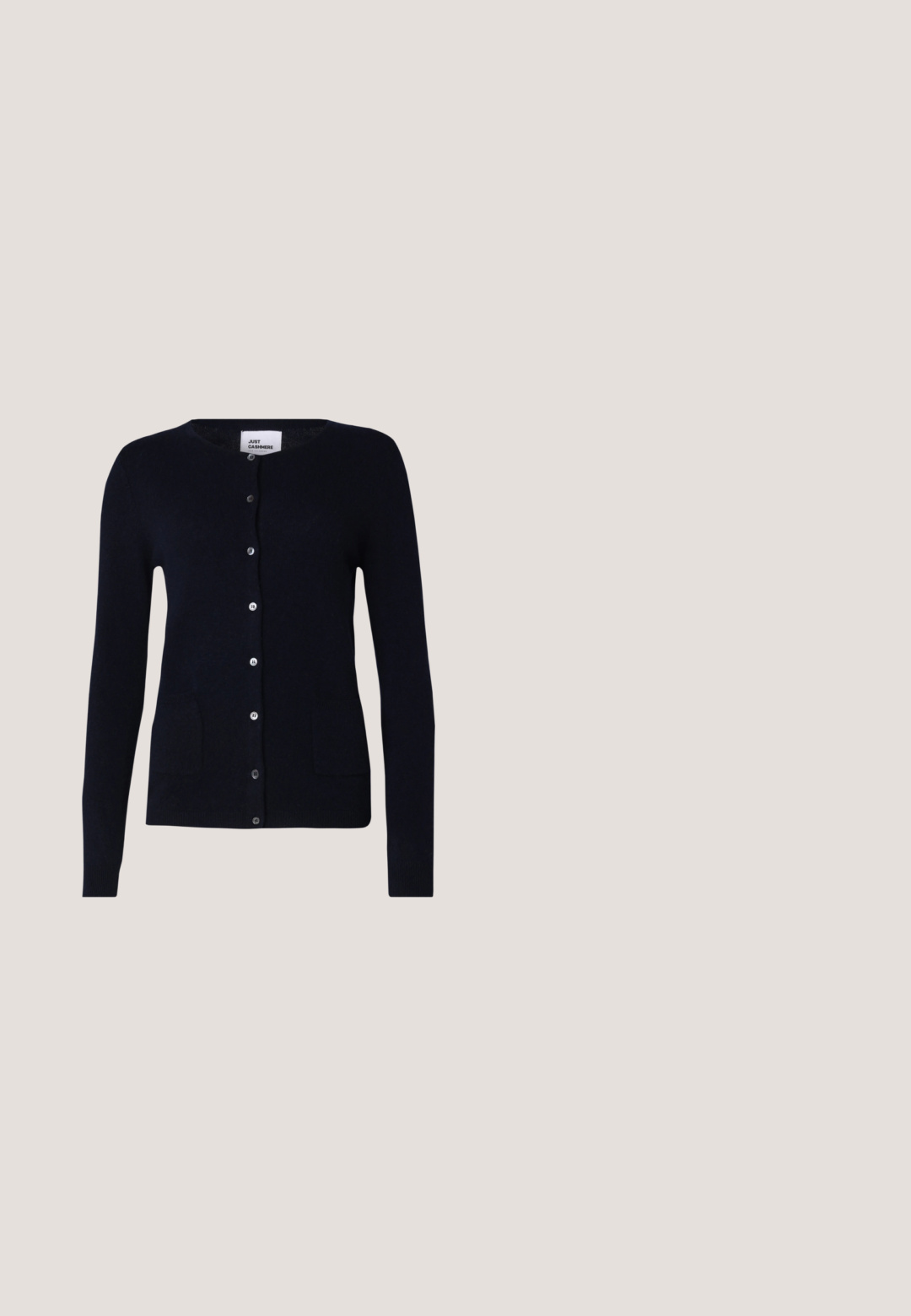 Marineblauwe cardigan van zachte brei met een ronde hals, knopen aan de voorkant en twee voorkruiszakken, gedragen over een beige turtleneck en een paarse broek.; Marineblauwe en witte gestreepte tanktop van ribstof, met een ronde halslijn en mouwloos ontwerp.; Witte wijde broekspijpen gemaakt van een soepel materiaal met voorplooien. Ontworpen met een hoge tailleband en een nette afwerking.; Beige hoge hakken mules met een gedraaide lederen band, open teen en een reliëf logo-accent. De hak heeft een zwarte puntdetail.; Witte leren totebag met een enkele schouderriem, zachte textuur en een discreet Calvin Klein-logo nabij het midden onderaan.; Twee glanzende gouden hoepel oorbellen in een gebogen ontwerp, met oranje accenten bij de oorpost, tegen een eenvoudige witte achtergrond.