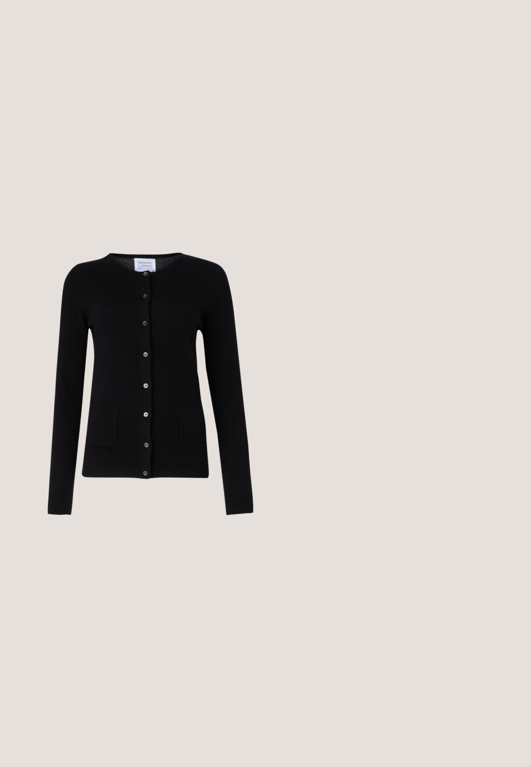 Schwarze Kaschmircardigan mit langen Ärmeln, rundem Ausschnitt, vorderer Knopfleiste und zwei Fronttaschen. Glatte Textur, minimalistisches Design.; Weißes, geripptes Tanktop mit Rundhalsausschnitt und ohne Ärmel. Elastisches Material und figurbetontes Design. Das Etikett auf der Rückseite trägt die Aufschrift "GESTUZ."; Hellblaue Schlagjeans aus Denim. Hat eine mittelhohe Taille, fünf Taschen und Gürtelschlaufen. Verwaschene Details und sichtbare Nähte.; Schwarze Leder-Ballettschuhe mit abgerundeter Spitze, glatter Textur, minimalen Nähdetails und einem flexiblen Sohlen-Design.; Schwarze Lederhandtasche mit geschwungener Form und einem einzelnen Griff. Sie hat eine mit einem Riemen befestigte Reißverschlusstasche. Glatte Textur. Silberne Beschläge.; Goldene Creolen mit einer glatten, polierten Oberfläche. Kreisförmiges Design mit einem sicheren Verschluss, leichtes Design, das sich für den täglichen Gebrauch eignet.