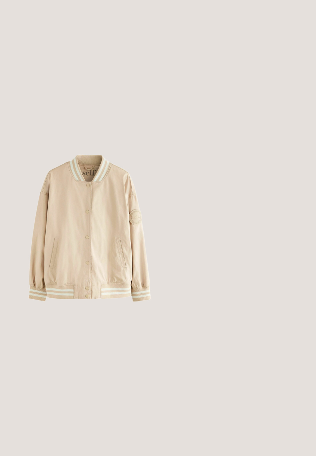 Beige Sweatshirt mit strukturiertem Finish, ausgestattet mit einem gerippten Bündchen, das von weißen Streifen akzentuiert wird, sowie einer seitlichen Tasche für praktische Nutzung.; Beige kurzärmlige, locker sitzende Bluse mit rundem Halsausschnitt, flach liegend und zentriert auf weißem Hintergrund dargestellt.; Weite Hose aus dunkelgrauem Baumwollmix mit einer vorderen Knopfverschluss, Gürtelschlaufen und zwei seitlichen Taschen. Glatte Textur mit minimaler Gestaltung.; Weißer Sneaker mit beigen Akzenten, ausgestattet mit einem glatten Obermaterial, runder Zehenpartie und einer strukturierten Gummisohle. Schnürsenkel und Logo in passendem Beige.; Kleine braune Lederschultertasche mit verstellbarem Riemen und Reißverschluss, vor weißem Hintergrund. Kein sichtbares Branding oder Verzierung.; Goldfarbene Kettenhalskette mit zartem Design, ovalen Gliedern und einem Verschluss. Verfügt über eine verstellbare Verlängerungskette für die Passform.