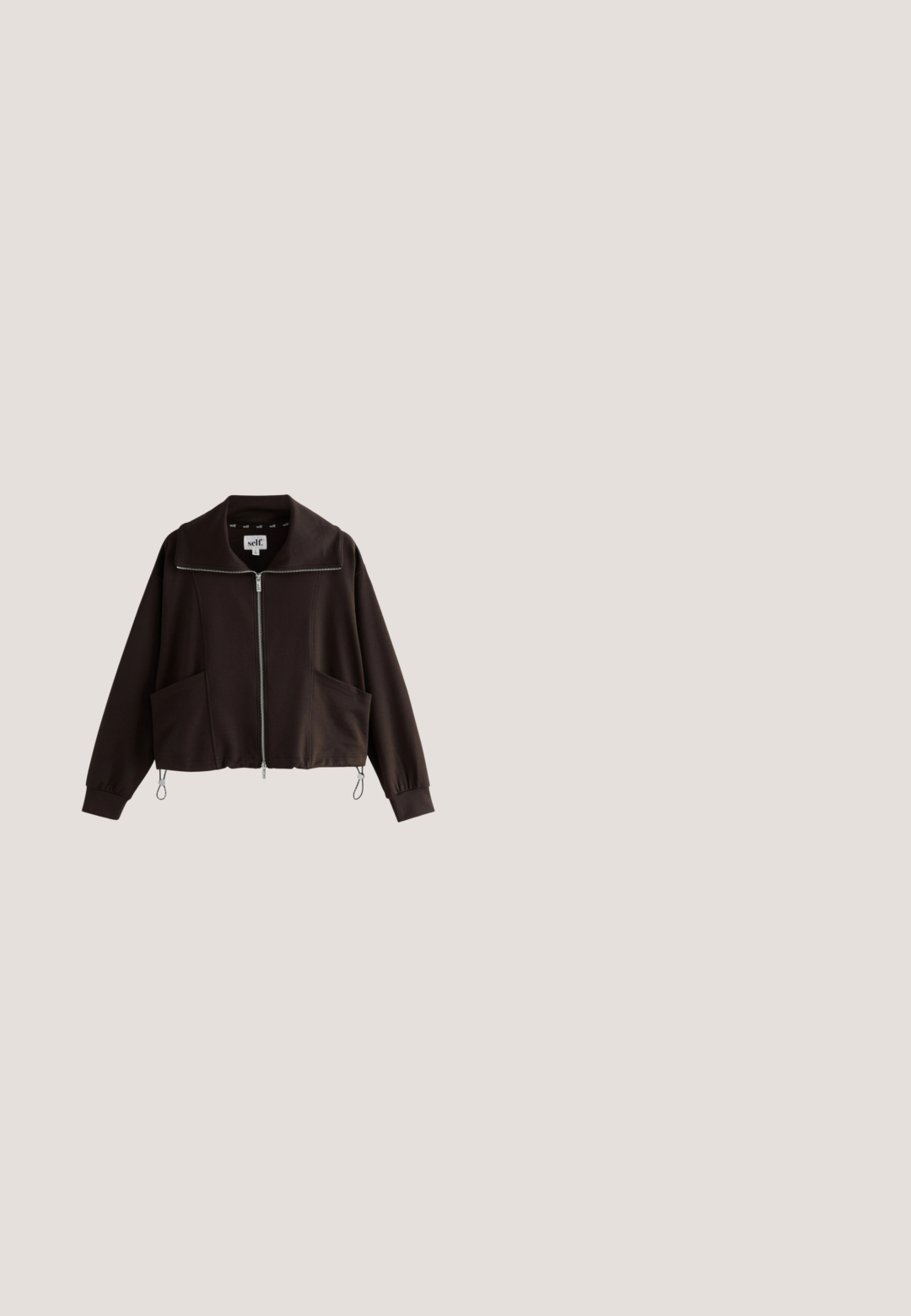 Dunkelbraune Zip-Up-Jacke mit weitem Kragen, langen Ärmeln, Fronttaschen und verstellbaren Kordeln am Saum vor weißem Hintergrund.; Dunkelbraunes T-Shirt mit kurzen Ärmeln und Rundhalsausschnitt mit weißem Markenlabel innen am Kragen vor weißem Hintergrund.; Braune Shorts mit elastischem Bund und seitlichen Taschen, aus leichtem Stoff, geeignet für die Freizeit.; Dunkelbrauner Gummistiefel bis zur Mitte der Wade mit hellbrauner Sohle, strukturiertem Profil und "AIGLE"-Logo-Patch nahe der Oberseite.; Braune quadratische Sonnenbrille mit dunklen Verlaufsgläsern und "QUAY"-Logo an den Bügeln auf hellem Hintergrund.; Braune Wildleder-Tragetasche mit geflochtenen Griffen und kleinen dekorativen Ausschnitten, vor weißem Hintergrund dargestellt.