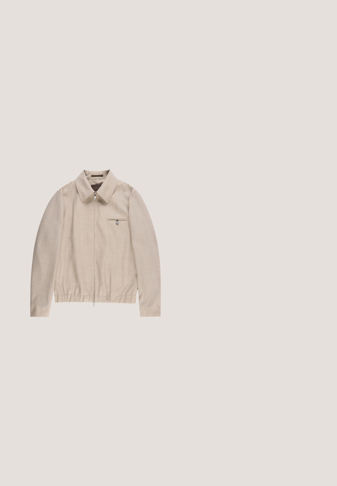 Beige lichtgewicht jack met een kraag, ritssluiting en een borstzak met drukknop. Gestructureerde stof en elastische zoom.; Lichtbruine pullover met een ritskraag, lange mouwen en een zachte textuur, gemaakt van fijn gebreid materiaal.; Lichtbruine polo met korte mouwen, twee knoopjes en een klein donker geborduurd logo op de linkerborst.; Beige, nauwsluitende broek met knoop- en ritssluiting, lussen voor een riem en een glad, op maat gemaakt ontwerp.; Donkerbruine suède Chelsea boot met elastische zijpanelen, ronde neus en getextureerde rubberen zool. Gestikte details langs de bovenrand.; Zwarte leren messengertas met een voorflap en een klein zilverkleurig logo gecentreerd vlak bij de onderkant van de flap.