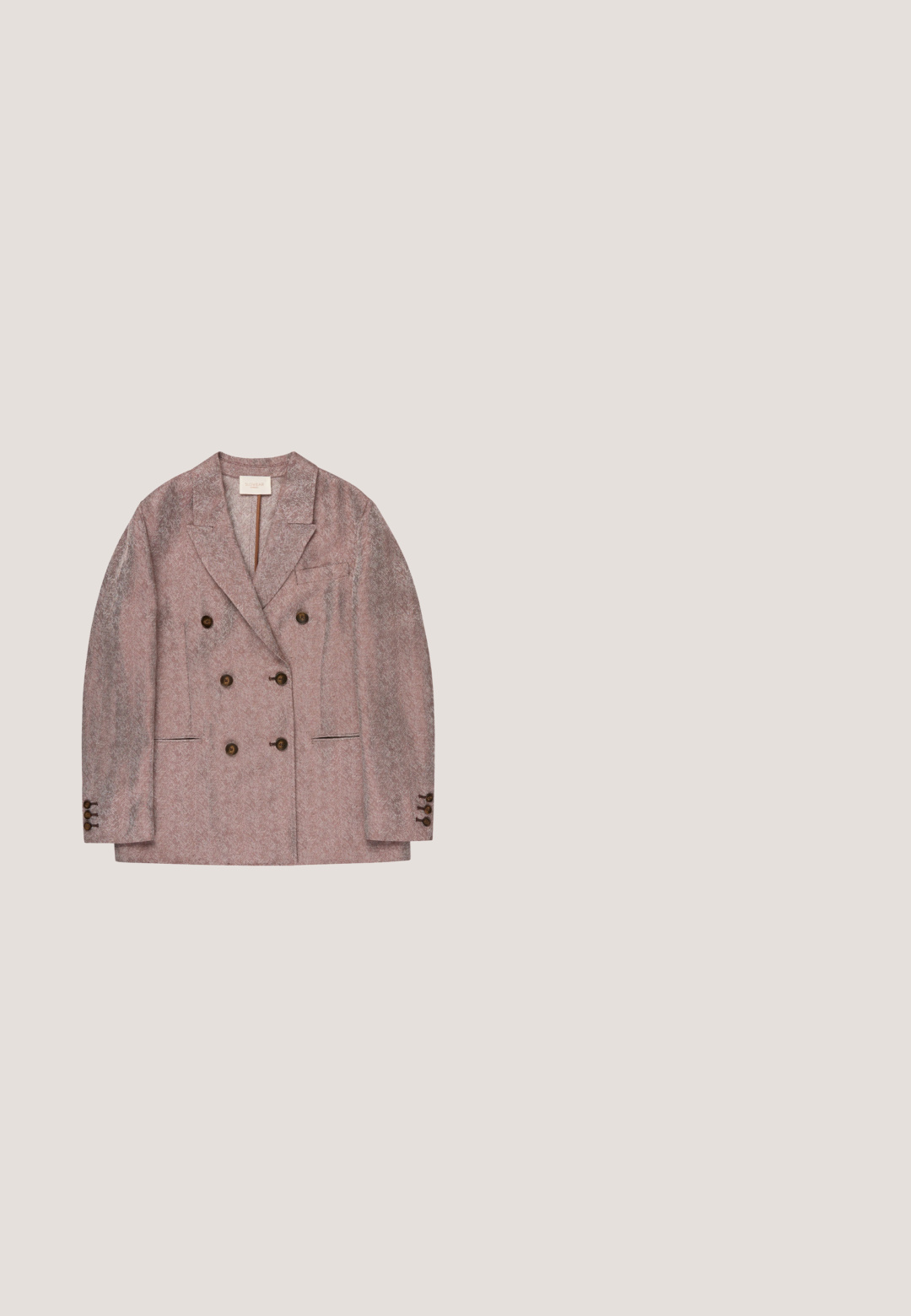 Blazer rosa polvoriento de doble botonadura con solapas anchas, seis botones marrones en la parte delantera, dos bolsillos delanteros y tres botones en cada puño.; Cárdigan con botones con patrón de cuadros azul, verde y gris, dos bolsillos frontales y ribete verde a lo largo del cuello y el dobladillo.; Camisa de manga larga en vibrantes tonos de rosa y naranja, con un cierre de botones en la parte delantera, un collar clásico y una tela fluida y ligera.; Pantalones de pierna ancha en un tejido color crema con un patrón de acuarela colorido que presenta acentos en rosa, azul y naranja. Ligeros y transpirables.; Zapato de mujer con tira en T de charol gris, puntera negra, detalle en azul claro y tacón cuadrado sobre fondo liso.; Bolso de mano de cuero con bloques de color en naranja, beige, burdeos, verde y rosa con cierre dorado y dos correas burdeos, una corta y una larga.