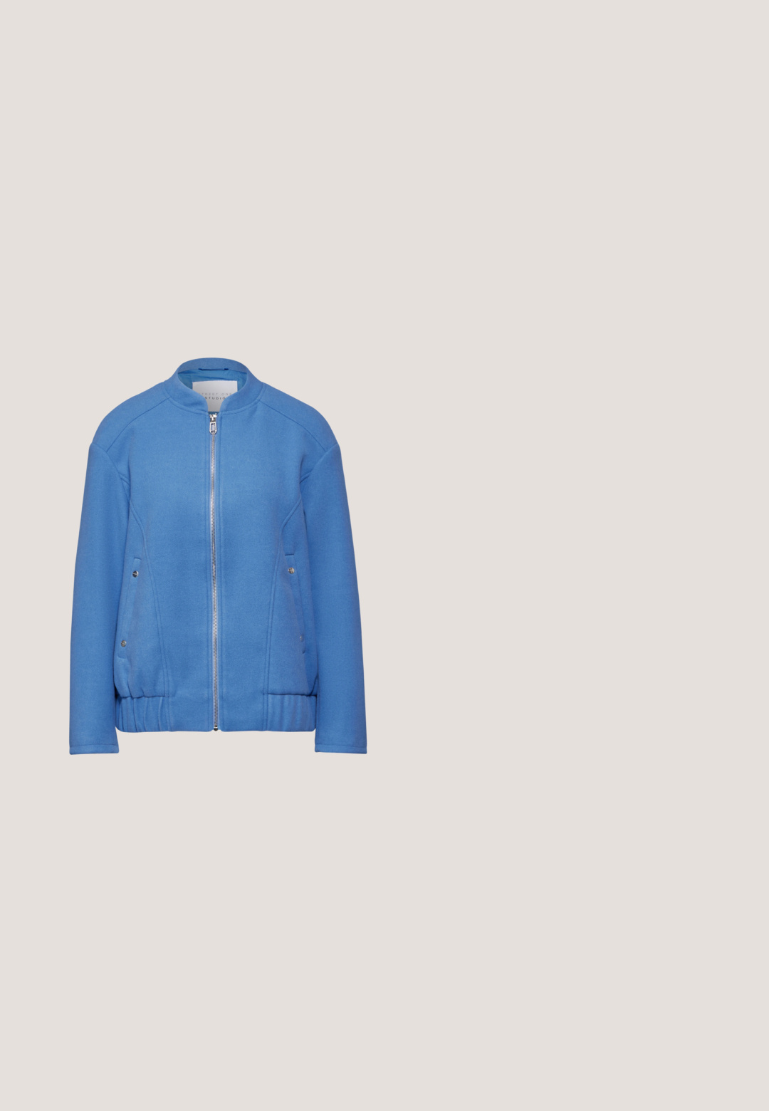 Blauwe zip-up jack met een ronde halslijn, lange mouwen en zijzakken. Gemaakt van een textuurstof met een elastische onderrand.; Blauw T-shirt met V-hals en korte mouwen, gemaakt van zachte stof. Heeft een losse pasvorm en een gladde textuur, geschikt voor casual gedragen.; Blauwe joggers gemaakt van een zachte stof, met een elastische tailleband met een trekkoord, twee voorzakken en een taps toelopend ontwerp.; Lichtblauwe sneaker met bovenwerk van mesh en suède, witte binnenvoering, bruine textuurzool en veterluiting op een witte achtergrond.; Lichtblauwe leren schoudertas met een korrelige textuur en ritssluiting, voorzien van een enkele band en een klein metalen logo aan de voorkant.; Rekbare armband met kleine ronde turquoise kralen en een enkele zilveren kraal, met een zilveren elastische sluiting.