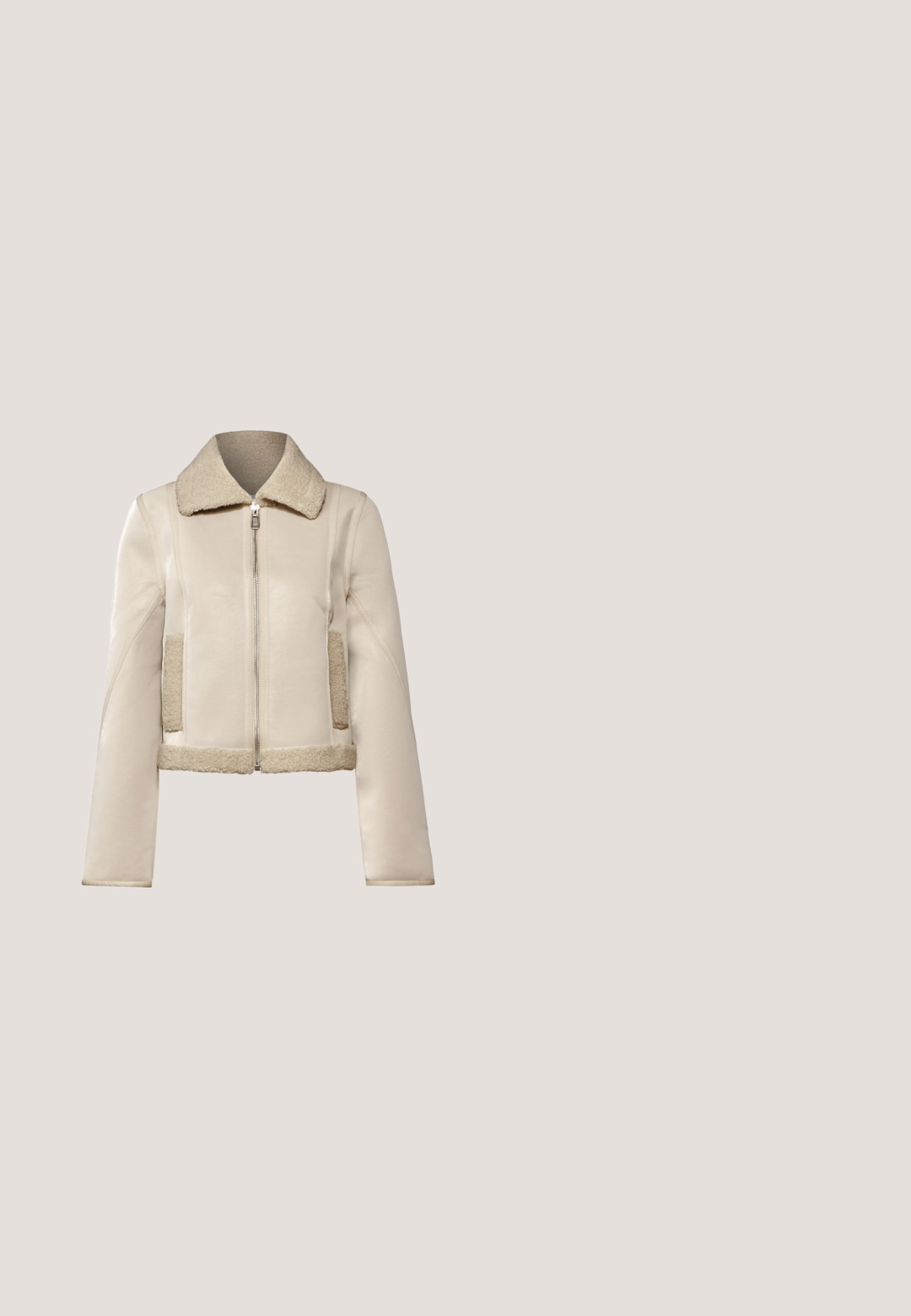 Beige Lederjacke mit Lammfellkragen, Seitentaschen und taillierter Passform. Verfügt über einen Frontreißverschluss und eine glatte Textur.; Hellbeige Sweatshirt mit Rundhalsausschnitt, überschnittenen Schultern und elastischem Bund. Hergestellt aus weichem, strukturiertem Stoff mit langen Ärmeln.; Helle beigefarbene, weit geschnittene Stoffhose mit einem elastischen Bund, gefertigt aus weichem, strukturiertem Material, das einen lässigen Sitz bietet und keine sichtbaren Verschlüsse aufweist.; Weißer Hausschuh mit einem weichen Kunstfellband, Filzoberteil, gepolsterter Sohle und einer strukturierten Gummisohle für rutschfesten Halt. Einfaches, rundes Design.; Beige Lederhandtasche mit geschwungenem Design, silbernen Beschlägen und einem abnehmbaren Gurt. Besitzt eine strukturierte Oberfläche und ein geprägtes Logo.; Goldfarbene Halskette mit einer zarten Kette, die einen kleinen Herzanhänger in der Mitte sowie einen verstellbaren Verschluss mit einem Akzentanhänger besitzt.