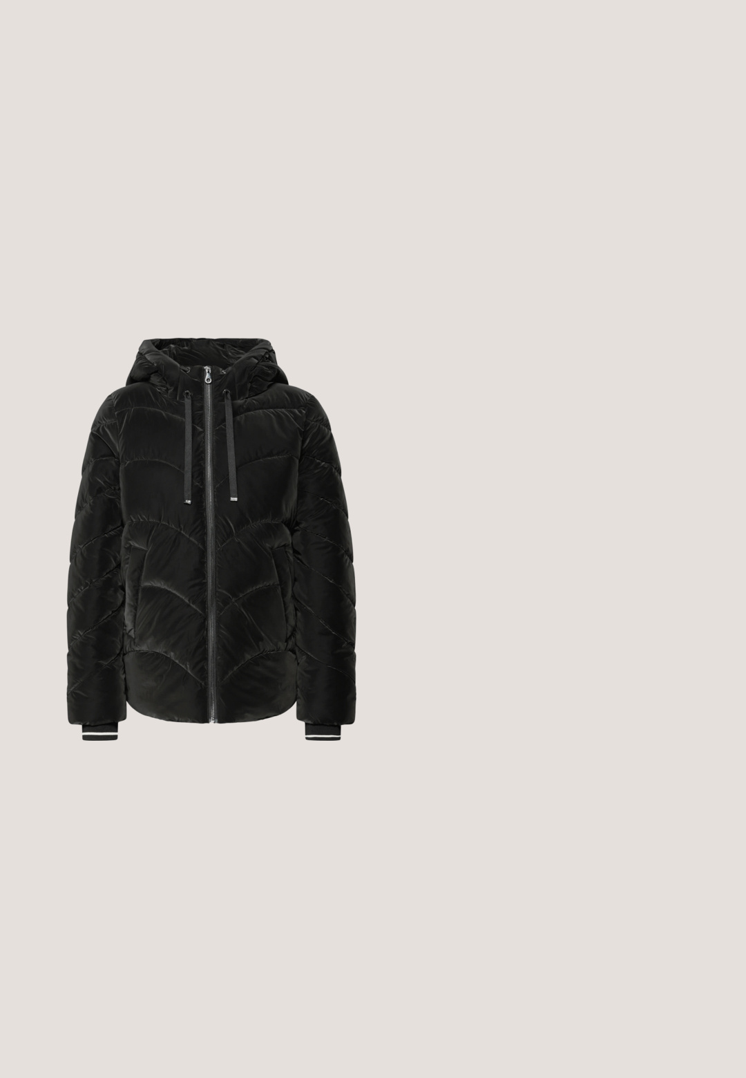 Schwarze Steppjacke mit Kapuze, Zip-Verschluss, gestepptem Design, elastischen Manschetten mit einem weißen Streifen und einer glatten Textur.; Dunkelgrauer Pullover aus weichem Stoff, mit rundem Halsausschnitt, langen Ärmeln, gerippten Bündchen und einem kleinen Leder-Logotag am Saum.; Grauer Langarm-Sweatshirt mit rundem Ausschnitt, seitlichen Schlitzen und einem leicht verkürzten Saum. Weiche Textur und lässiges Design.; Blaue Jeans mit geradem Bein, vorderen Taschen, Gürtelschlaufen und Knopfverschluss, dargestellt vor weißem Hintergrund.; Metallic silberne Sneaker mit einem glatten Lederoberteil, Schnürdesign, auffälligem seitlichen Reißverschluss und gepolsterter Sohle für Komfort.; Schwarze strukturierte Leder-Umhängetasche mit silbernem rechteckigem Metalldetail und Reißverschluss oben vor weißem Hintergrund.