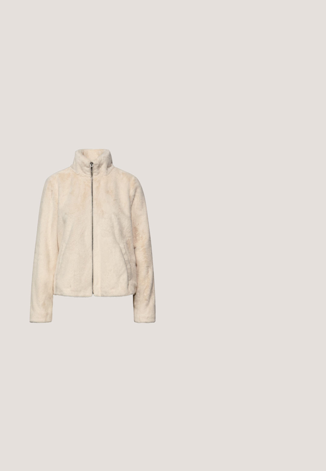 Veste en fausse fourrure crème avec col montant, fermeture zippée à l'avant et manches longues. Texture douce et coupe courte. Sans motifs ni accents.; Pull à col roulé marron avec des manches longues, une coupe ajustée et une texture côtelée autour du col et des poignets.; Jean en leopard en denim, avec un design ajusté, style à cinq poches et fermeture à bouton au niveau de la taille.; Bottines à imprimé léopard avec une finition brillante, des panneaux latéraux élastiques, une languette en boucle et une semelle noire épaisse. Le dessus texturé ajoute de l'intérêt visuel.; Sac à main à motif gris et noir avec poignées noires et bandoulière amovible, équipé de ferrures dorées et d'une fermeture éclair.; Bracelet avec de petites perles rondes vertes, des perles intercalaires en or, un pendentif en or avec un motif ajouré, et une chaîne de fermeture ajustable en or.