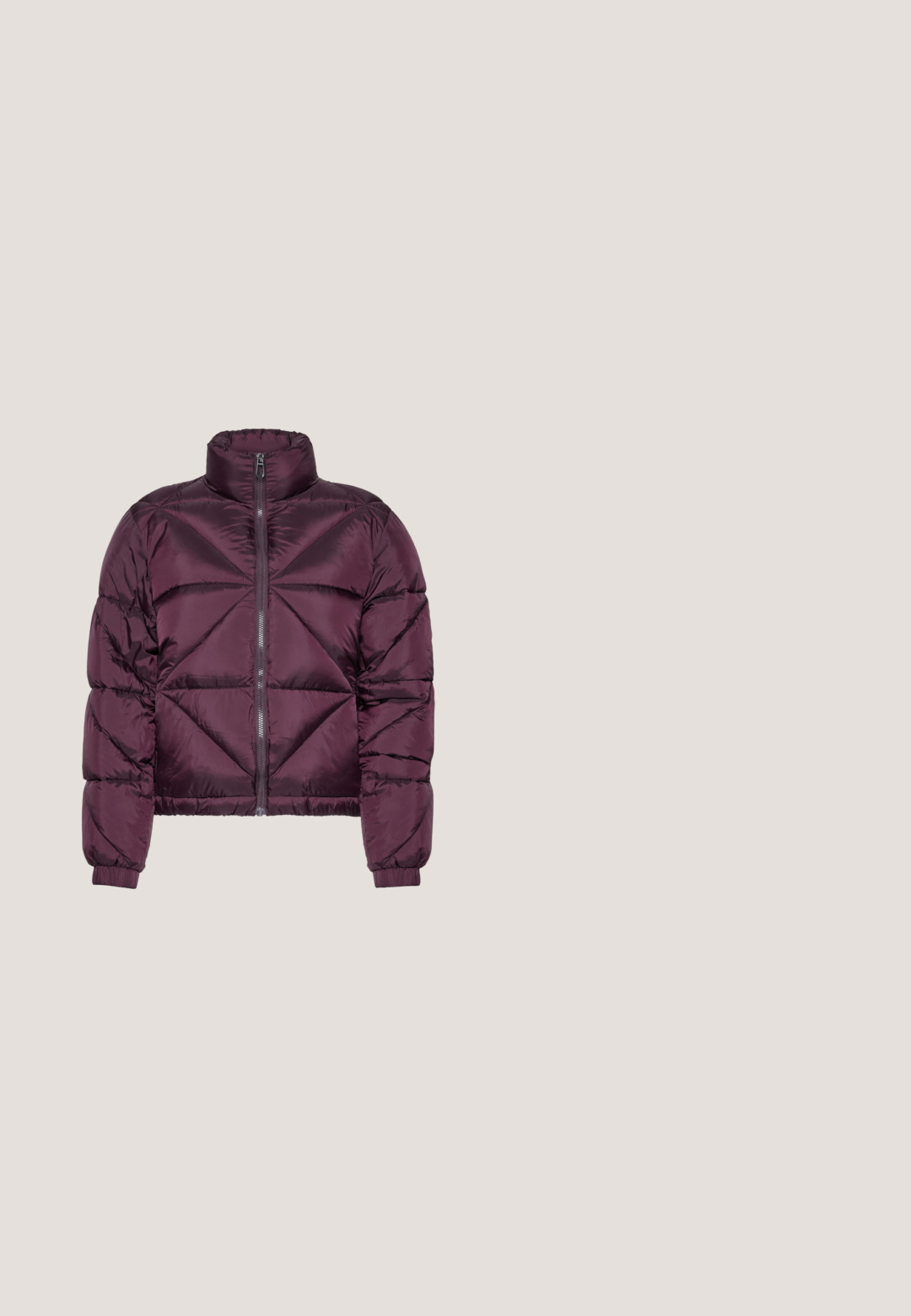 Donkerpaarse doorgestikte donzen jas met hoge kraag, volledige ritssluiting aan de voorkant, lange mouwen en elastische boorden.; Bordeaux lange mouwen hoodie met voorste trekkoorden, geribde manchetten en een losse pasvorm.; T-shirt met korte mouwen met horizontale roze en donkerpaarse strepen en een klein donkerpaars hartembleem op de linkerborst.; Paarse wijdvallende sweatpants met witte zijstrepen en een wit trekkoord in de elastische tailleband, getoond op een witte achtergrond.; Bordeauxrode en roze lage sneaker met crèmekleurige veters en een gumzool, gemaakt van een mix van leer en suède.; Zachte, gevoerde bordeauxrode handtas met een afgeronde bovenkant en een nonchalante, halvemaanvormige uitstraling tegen een witte achtergrond.