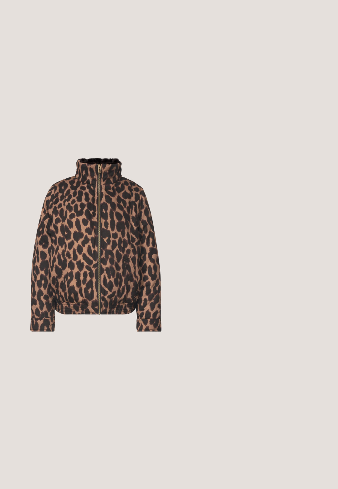 Brun og sort leopardmønstret jakke med høj krave og lynlås foran, elastisk kant og lange ærmer.; Bluse med lange ærmer i beige med et sort prikket mønster, der har en bindedetalje i taljen og en afslappet pasform.; Mini nederdel med sort og grå zebra mønster, lige snit og en skjult lynlås bagpå.; LOLA CASADEMUNT Plateaustøvletter - leopard; Lædertaske med leopardprint, der har et blødt, tekstureret materiale, en bred, rund håndtag og en lynlåslukning på toppen.; Par små øreringe med marmoriseret ravharpiks og guldfarvede metalbeslag på hvid baggrund.